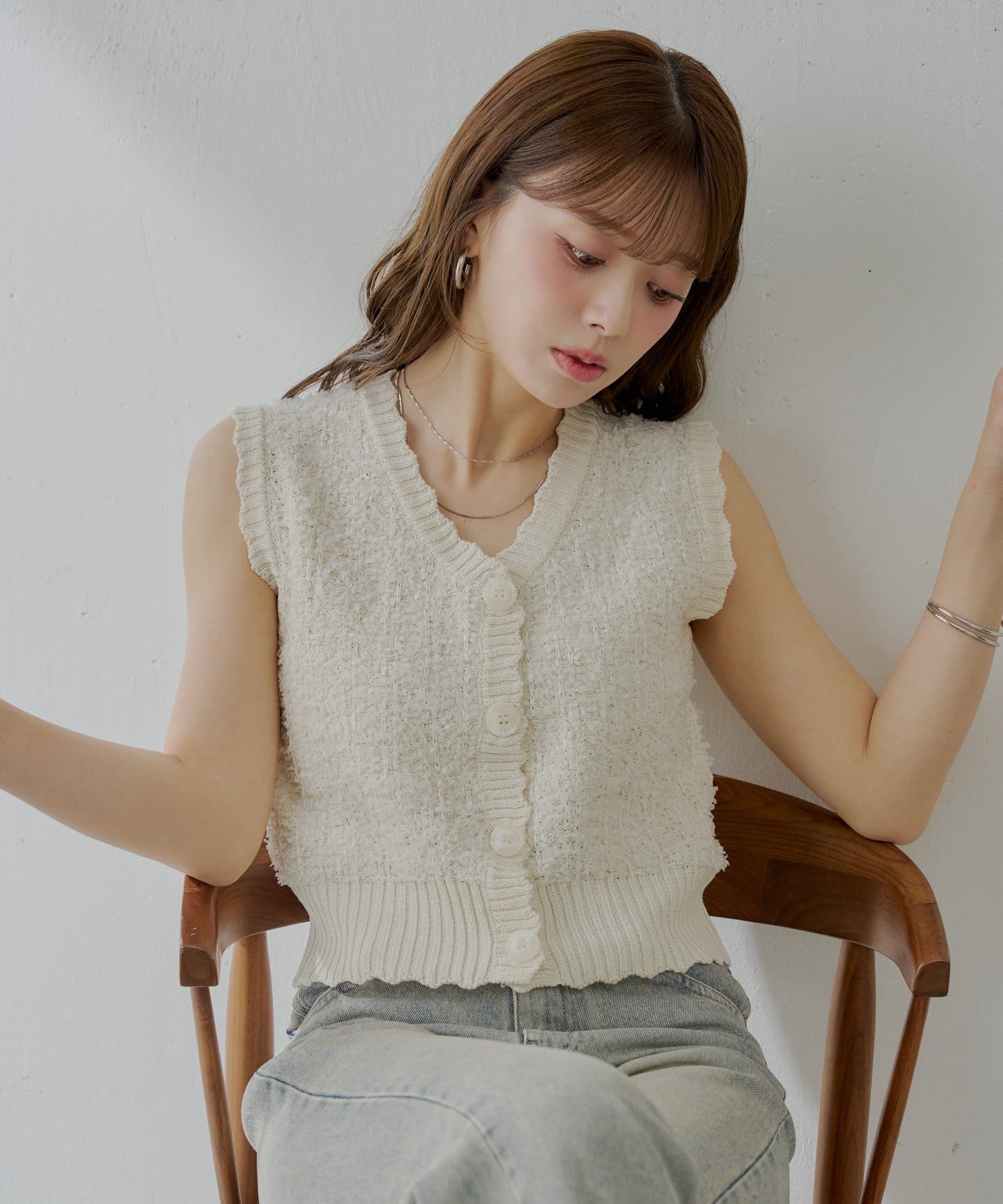 ふんわりとした素材が、着こなしに奥行きを生み出すノースリシャギーベスト▶商品ポイント・シンプルなデザインながらも、表面感のある素材が、こなれた印象を与えてくれます。・深すぎないVネックは、デコルテを美