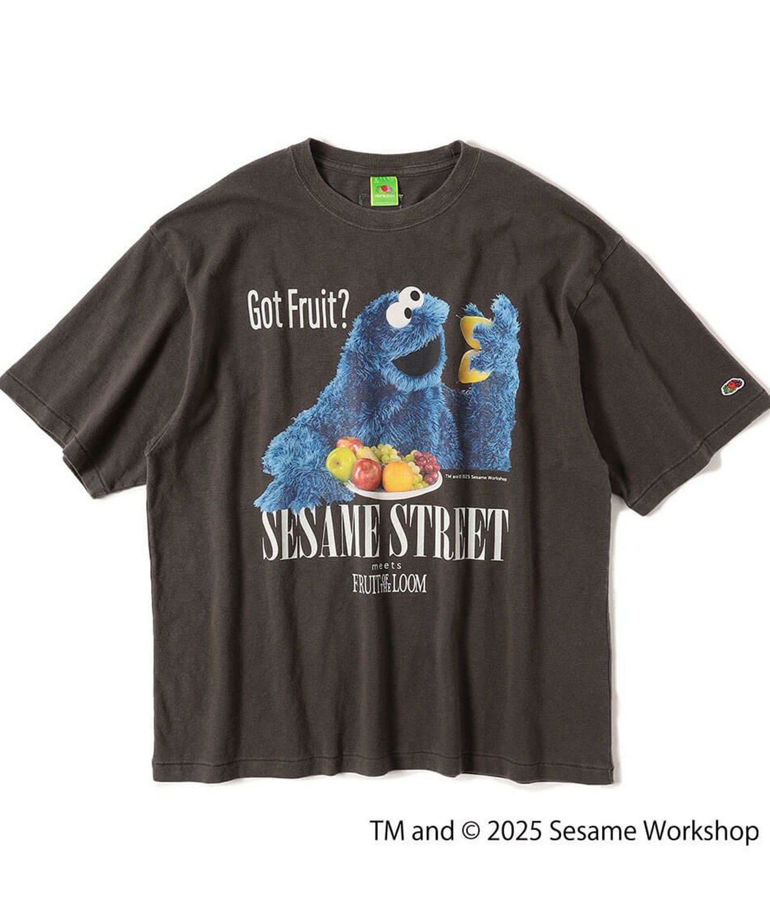 SESAME STREET meets FRUIT OF THE LOOMフロントにクッキーモンスターのフォトプリントが入った目を惹くデザイン。 後ろ襟にはコラボタグが付きます。ヴィンテージ加工を施し