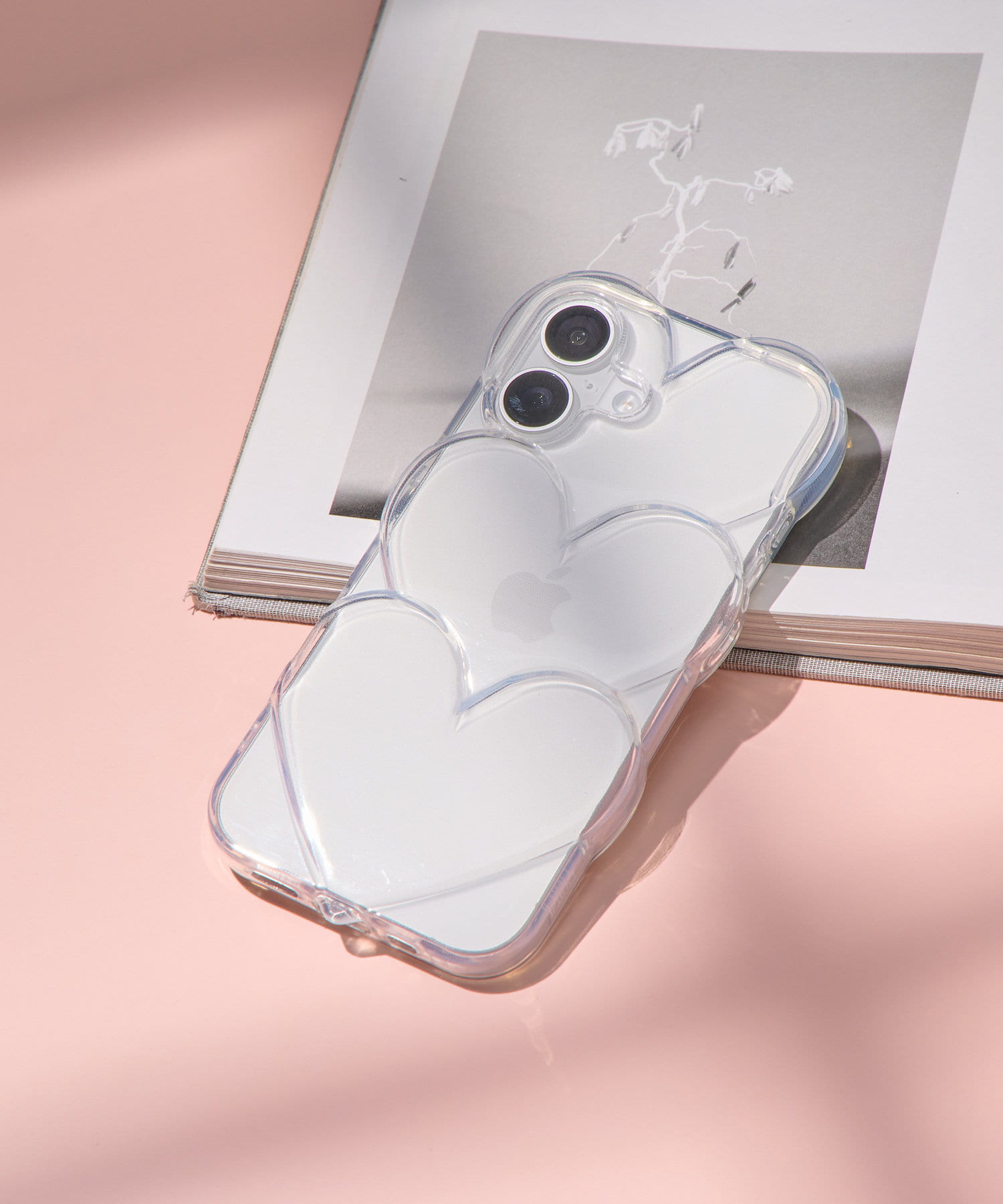 ハートデザインが可愛いスマホケースが登場！大きなハートがポイントのスマホケース◎トレンドのメタルデザインで使いやすい！持っていると気分を上げてくれるアイテムです♪[Point]〇カードを入れたり自分だ