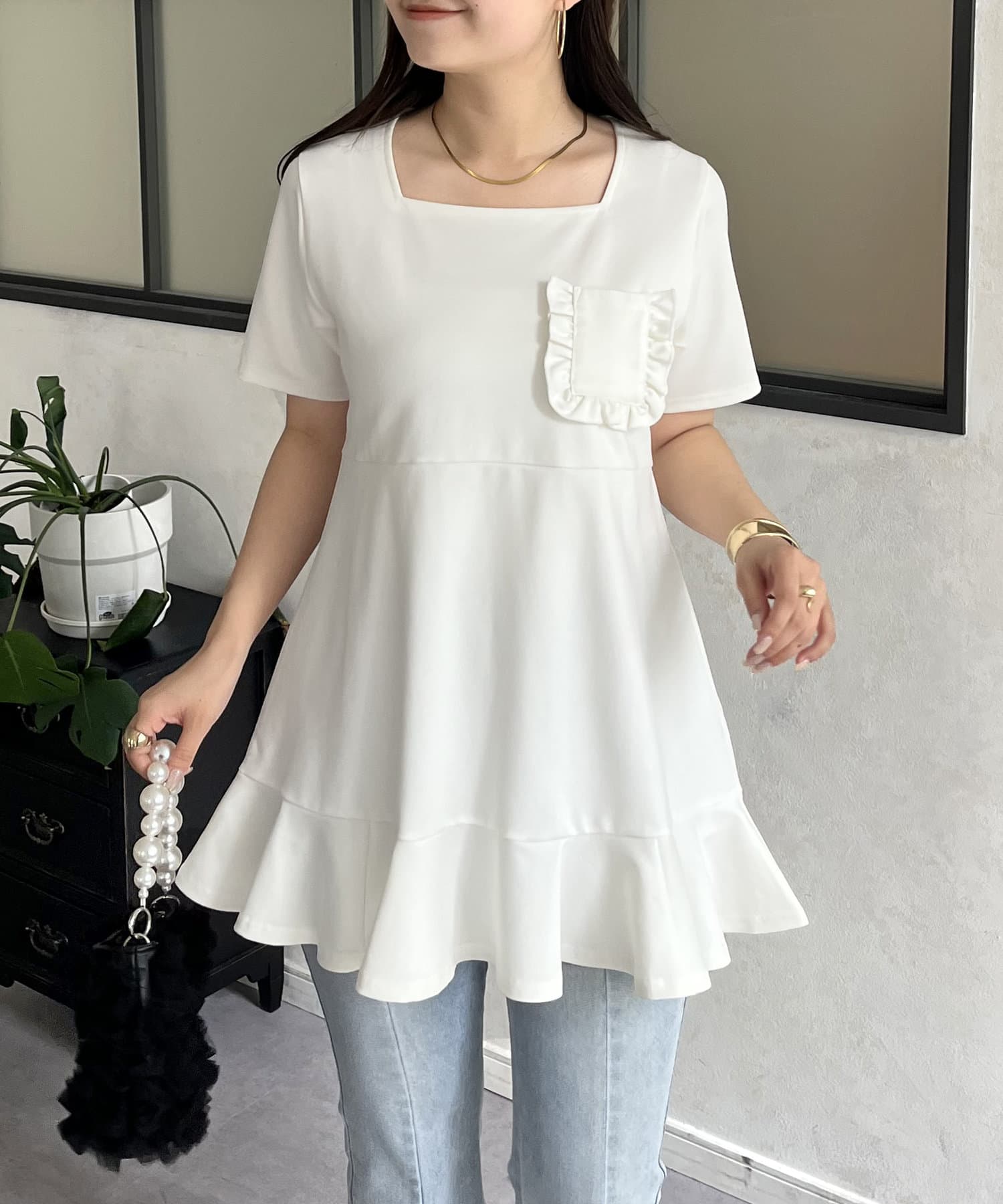 フェミニンに楽しむ大人女子のためのTシャツ●綺麗め見えするつるんとした生地感●裾のフレアが大人可愛いポイント●長めの丈感で体型カバーもばっちり●フリルポケットがアクセントになってくれますフリル/体型カ