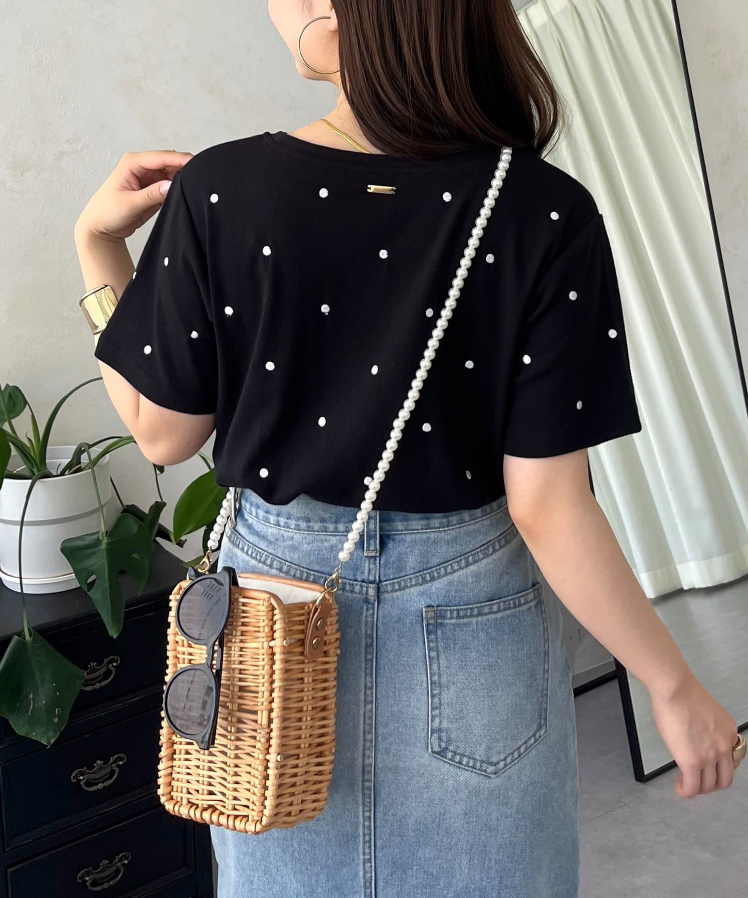 ドットが目を惹く刺繡Ｔシャツ●ドットの刺繍やバックメタルがアクセントに●大人可愛い印象にしてくれます！●ボトムを選ばず様々なジャンルのコーデで楽しめます●ジレやビスチェなどレイヤードスタイルも◎ドット