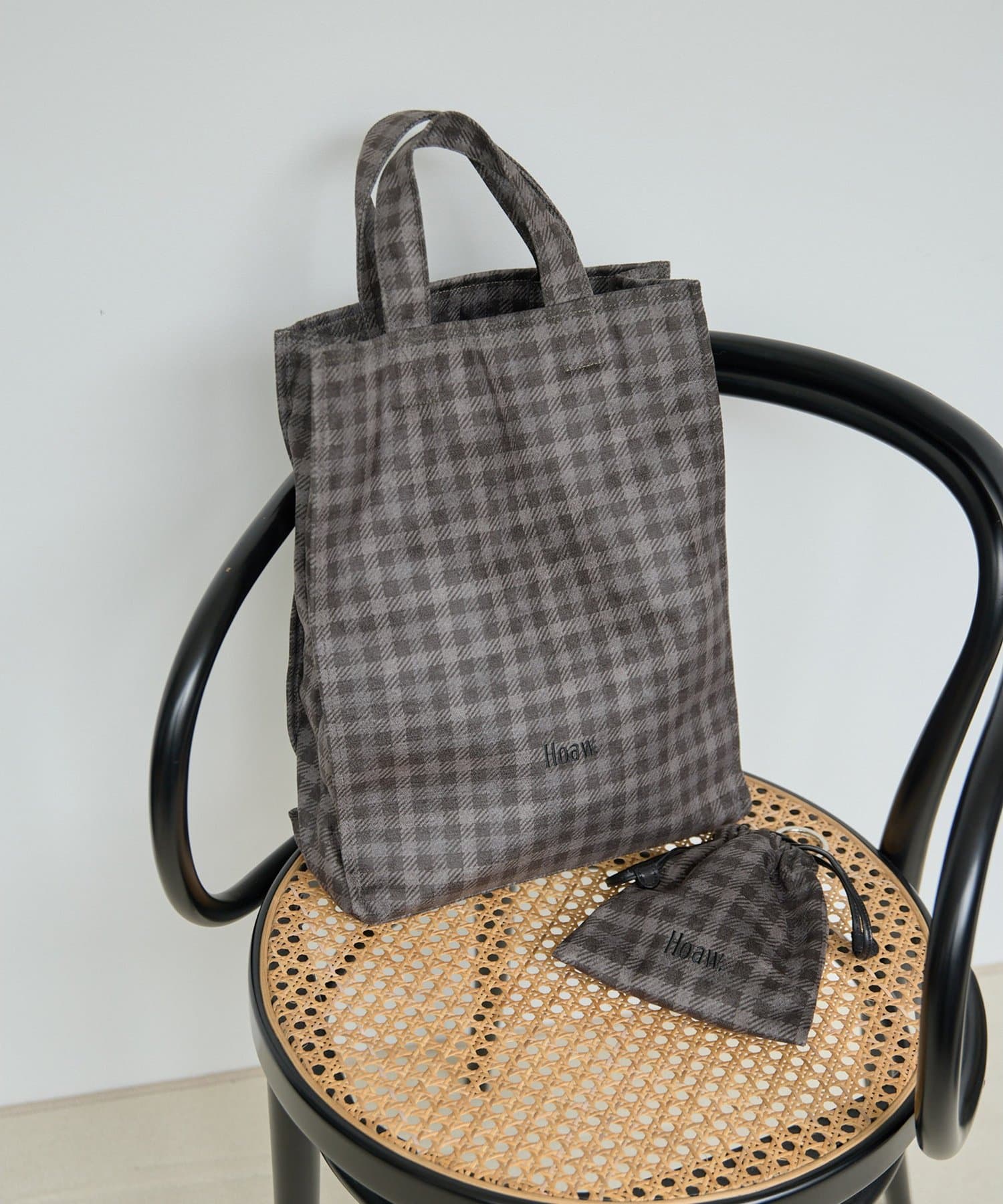 【2025AW】大好評のコラボ第2弾、Hoaw.×Sampo のコラボトートバッグ■オリジナルのクラシカルなガンクラブチェックをプリントしたトートバッグ。■軽量でタフなポリエステル素材にチェック柄をプ