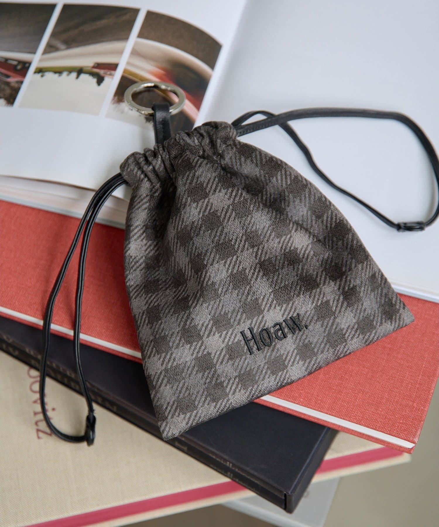 【2025AW】大好評のコラボ第2弾、Hoaw.×Sampo のコラボ巾着■オリジナルのガンクラブチェックをプリントした巾着バッグ。■軽量でタフなポリエステル素材にチェック柄をプリントし、クラシックな