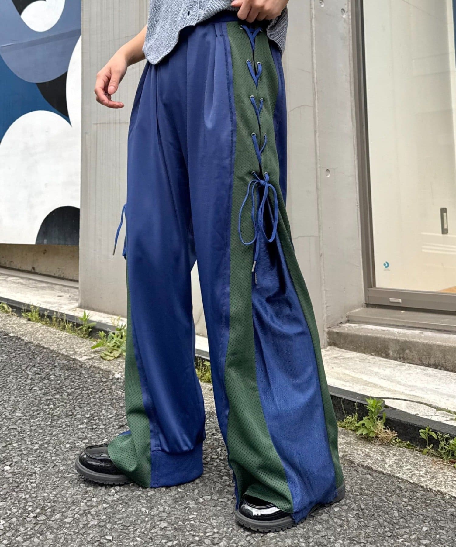 古着のような風合いが魅力。存在感のあるデザインが他にはない、こだわりのリメイクシリーズ。大人気ジャージーパンツがレースアップで登場！トレンド×エシンタで他とは被らない1枚に♩■デザイン毎シーズン大好評