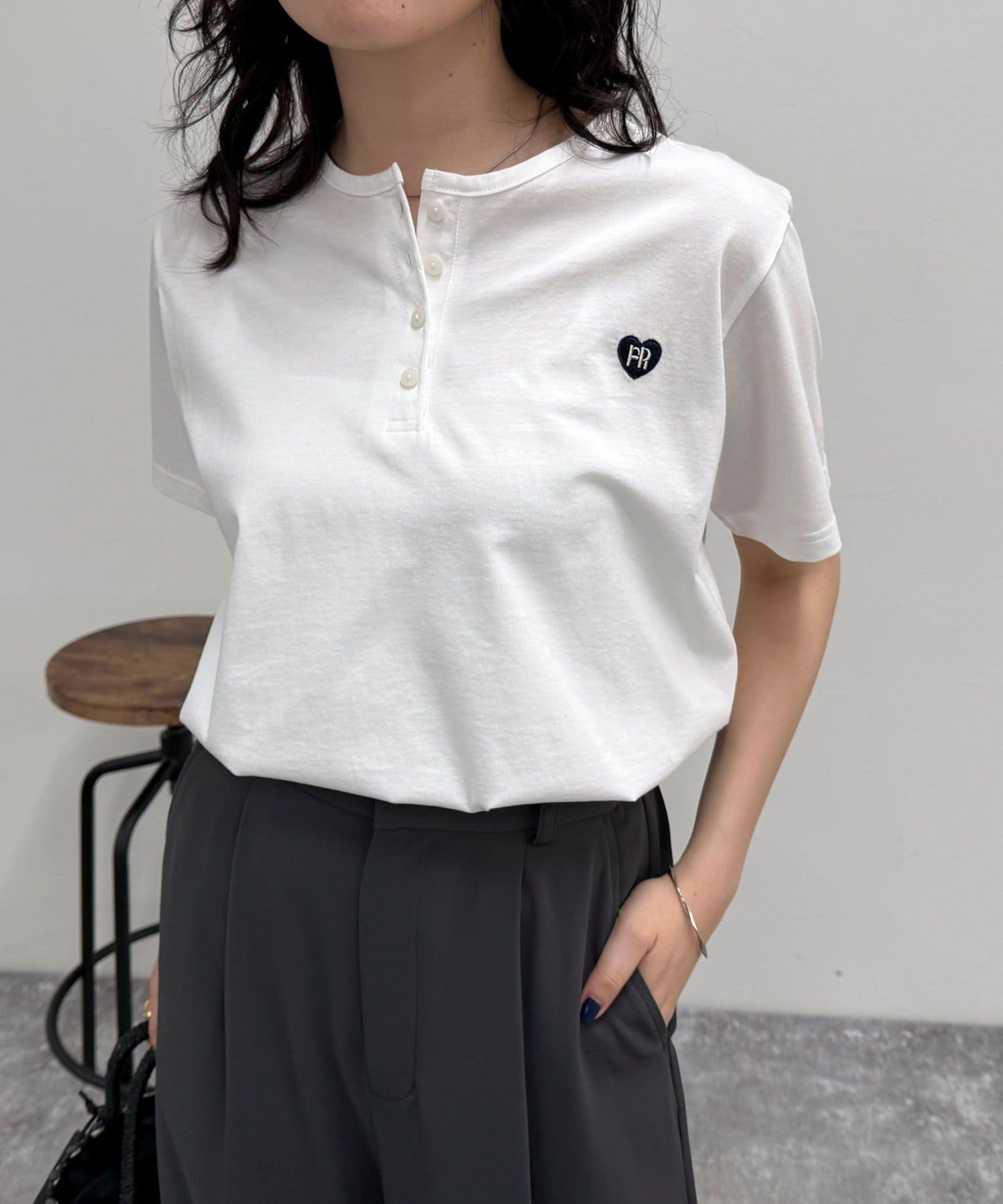 ◇fredy emue◇【2025 SS】ハートFR刺繍が映えるヘンリーTシャツ●point・左胸のハートFR刺繍がワンポイントで可愛いヘンリーTシャツです・スッキリ見えするシルエットでこれだけで決ま