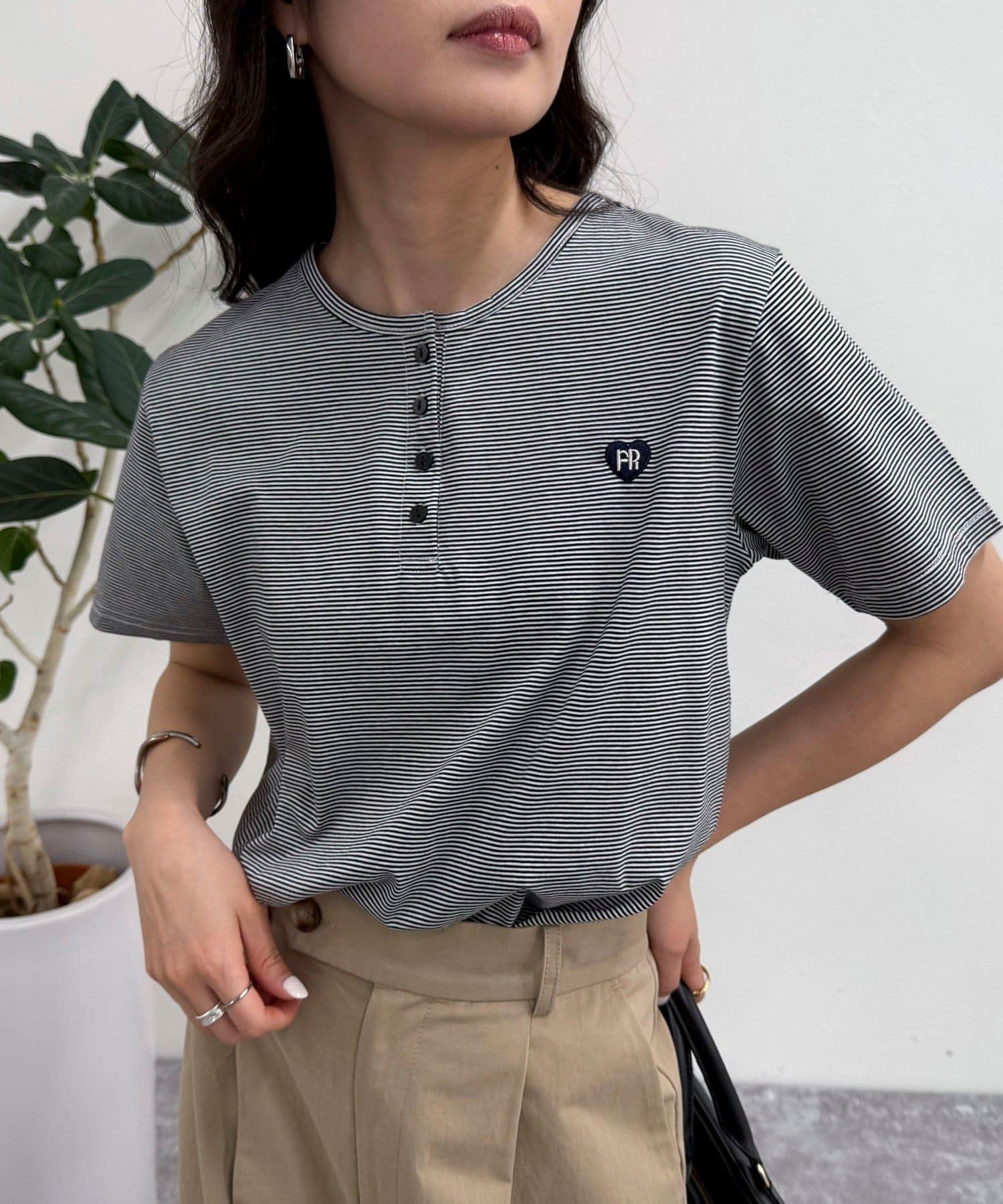 ◇fredy emue◇【2025 SS】ハートFR刺繍が映えるヘンリーTシャツ●point・左胸のハートFR刺繍がワンポイントで可愛いヘンリーTシャツです・スッキリ見えするシルエットでこれだけで決ま