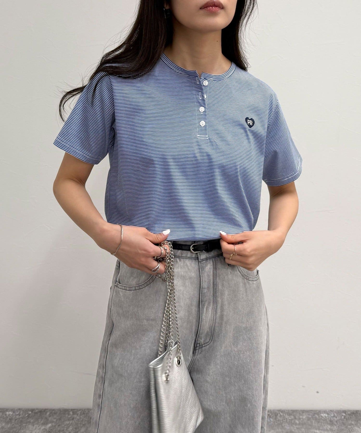 ◇fredy emue◇【2025 SS】ハートFR刺繍が映えるヘンリーTシャツ●point・左胸のハートFR刺繍がワンポイントで可愛いヘンリーTシャツです・スッキリ見えするシルエットでこれだけで決ま