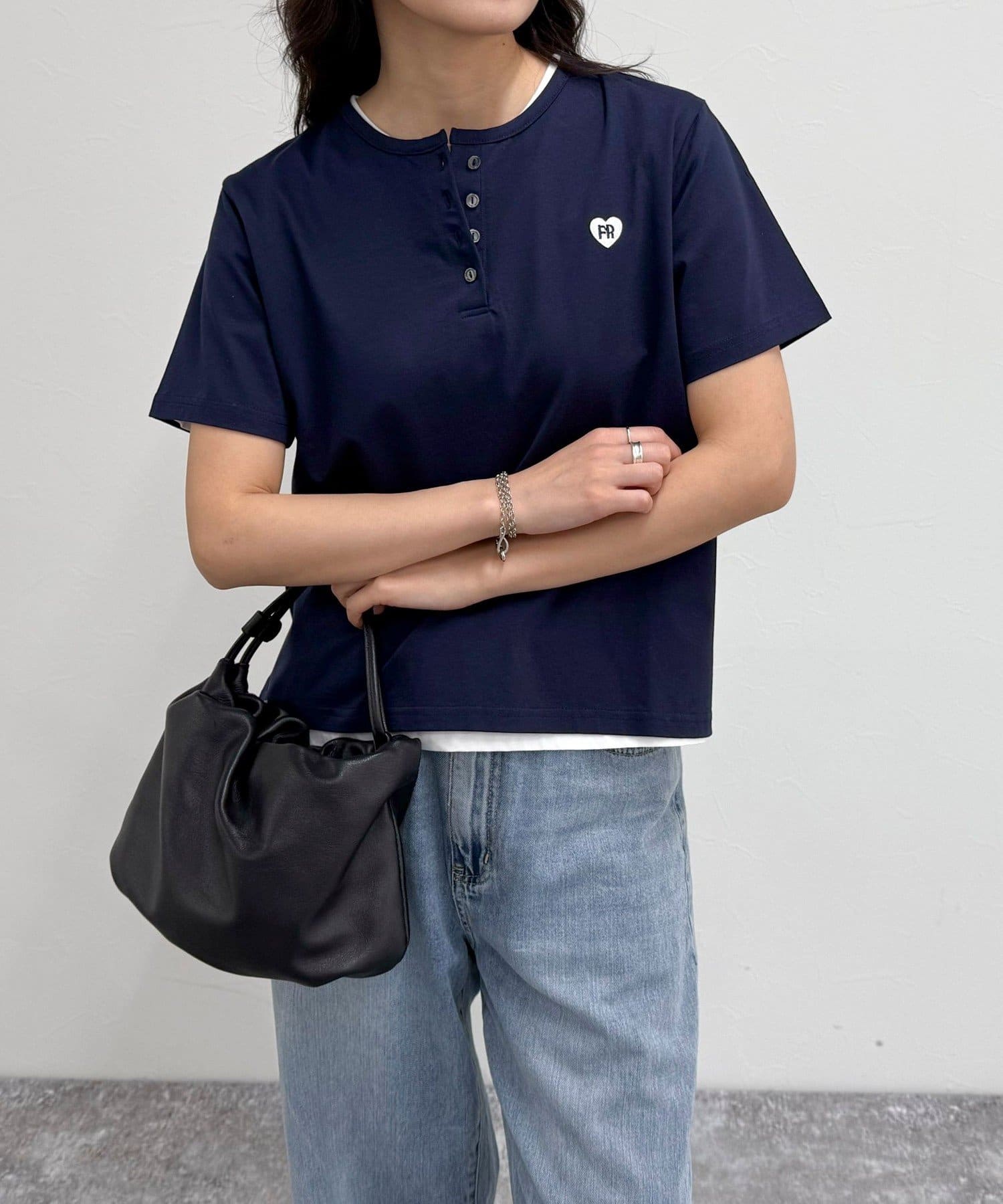 FREDY & GLOSTER(フレディ アンド グロスター) ハートFR刺繍ヘンリーTシャツ