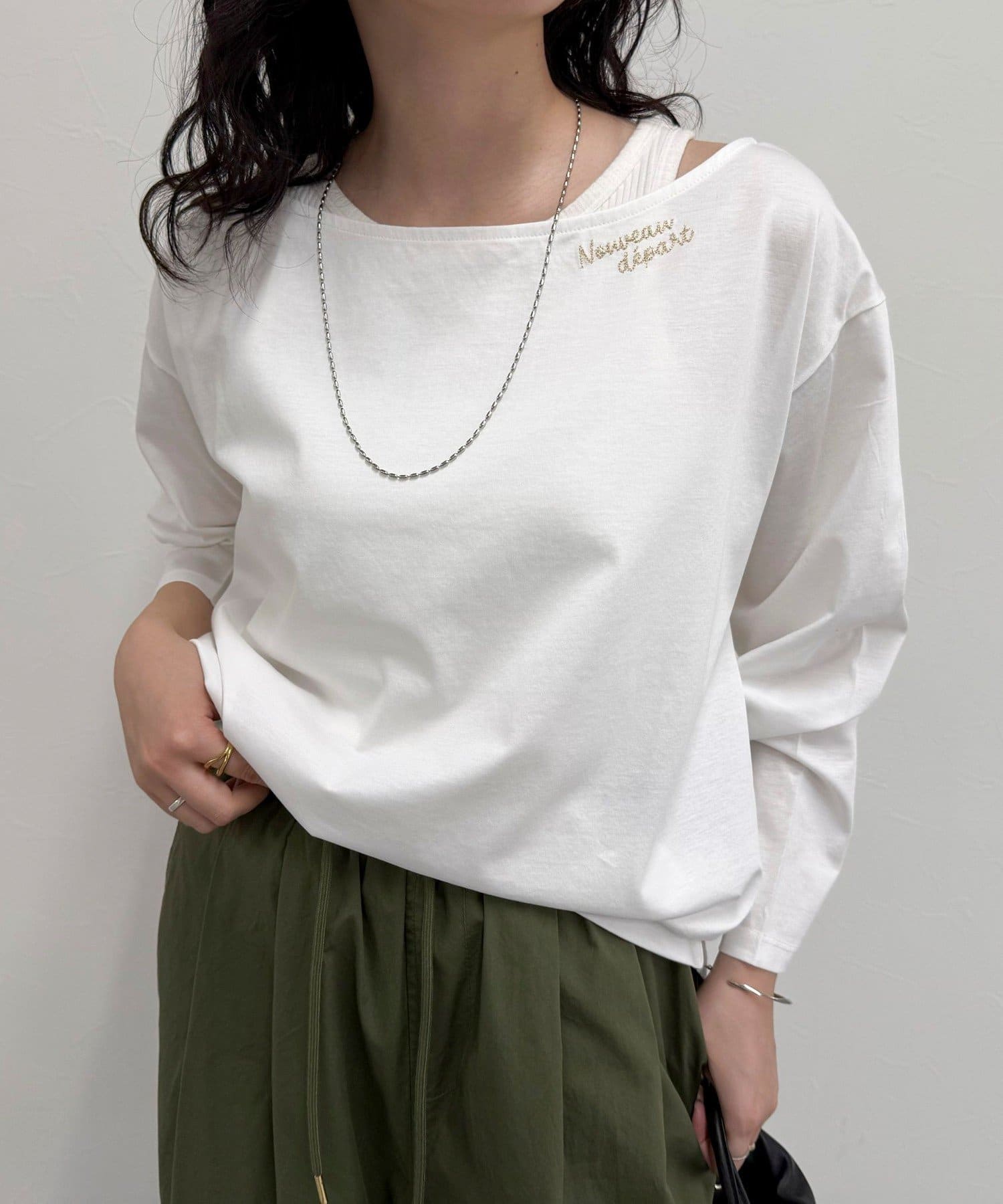 ◇fredy emue◇【2025 SS】こなれた雰囲気がお洒落なワンショルロンTシャツ●point・ゆったりシルエットでこなれた印象のワンショルロンTです・襟元の英語の刺繍がワンポイントに！・インで