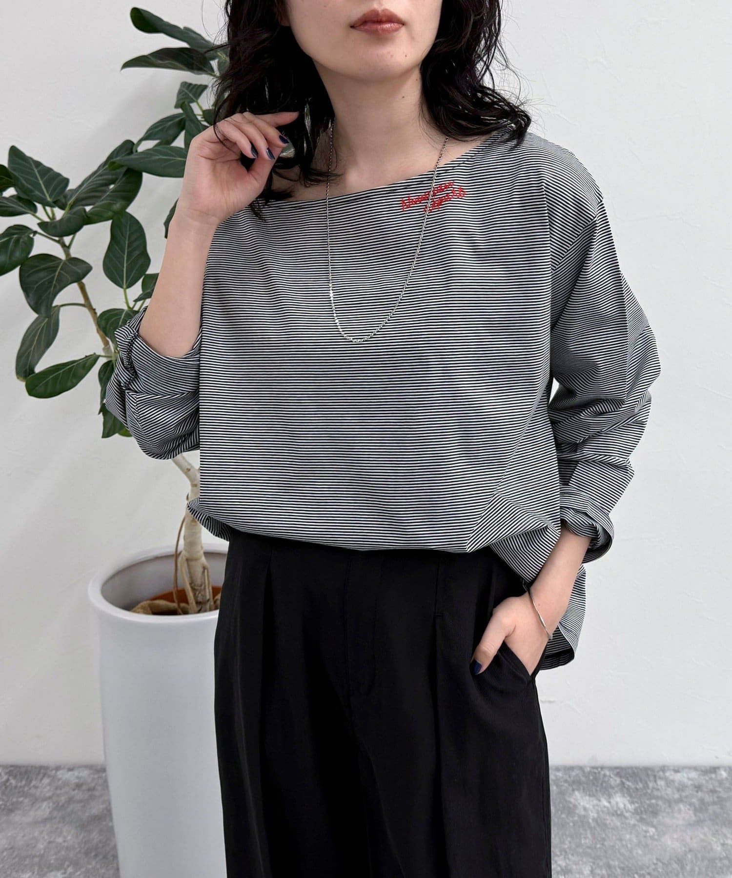 ◇fredy emue◇【2025 SS】こなれた雰囲気がお洒落なワンショルロンTシャツ●point・ゆったりシルエットでこなれた印象のワンショルロンTです・襟元の英語の刺繍がワンポイントに！・インで