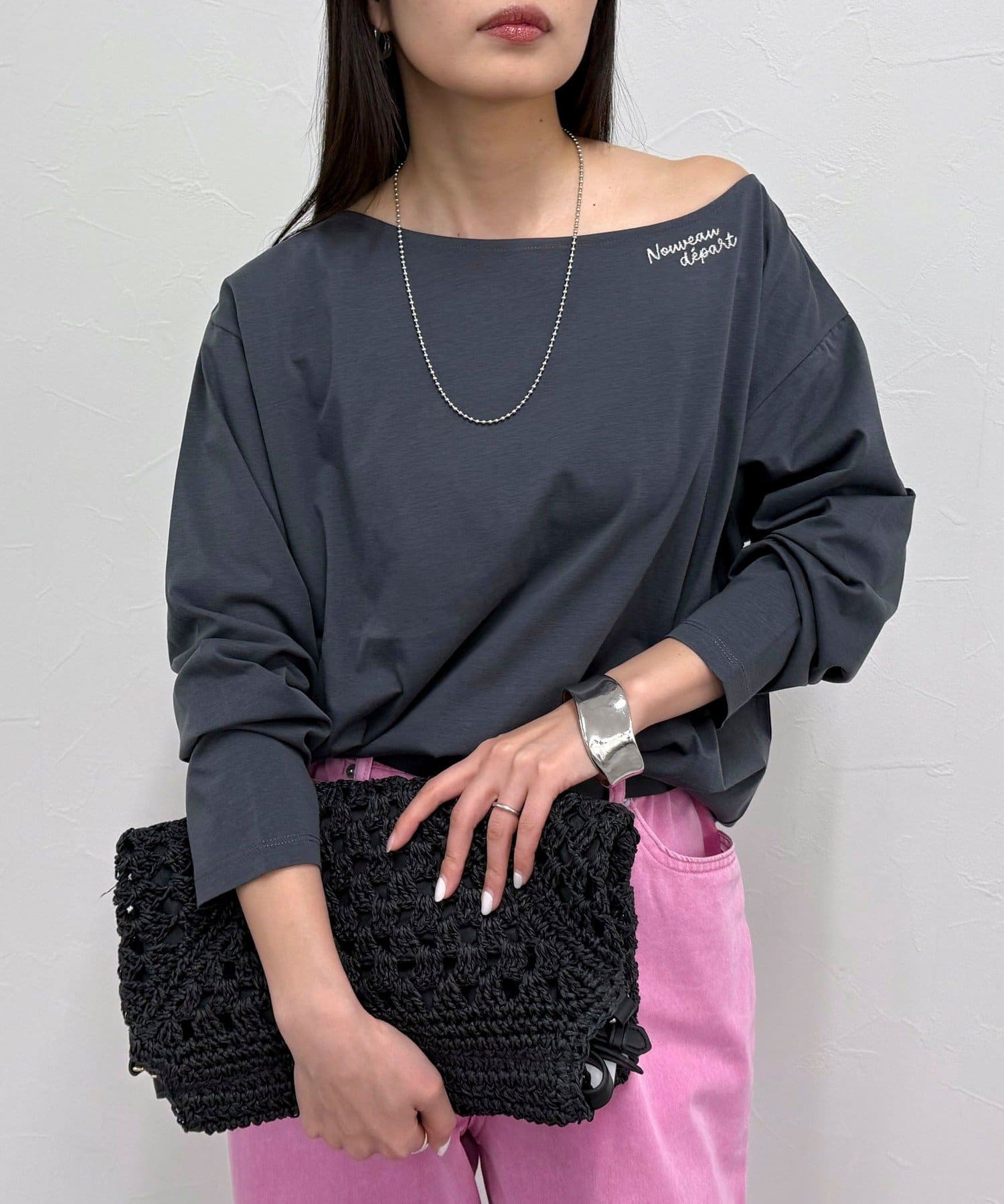 ◇fredy emue◇【2025 SS】こなれた雰囲気がお洒落なワンショルロンTシャツ●point・ゆったりシルエットでこなれた印象のワンショルロンTです・襟元の英語の刺繍がワンポイントに！・インで