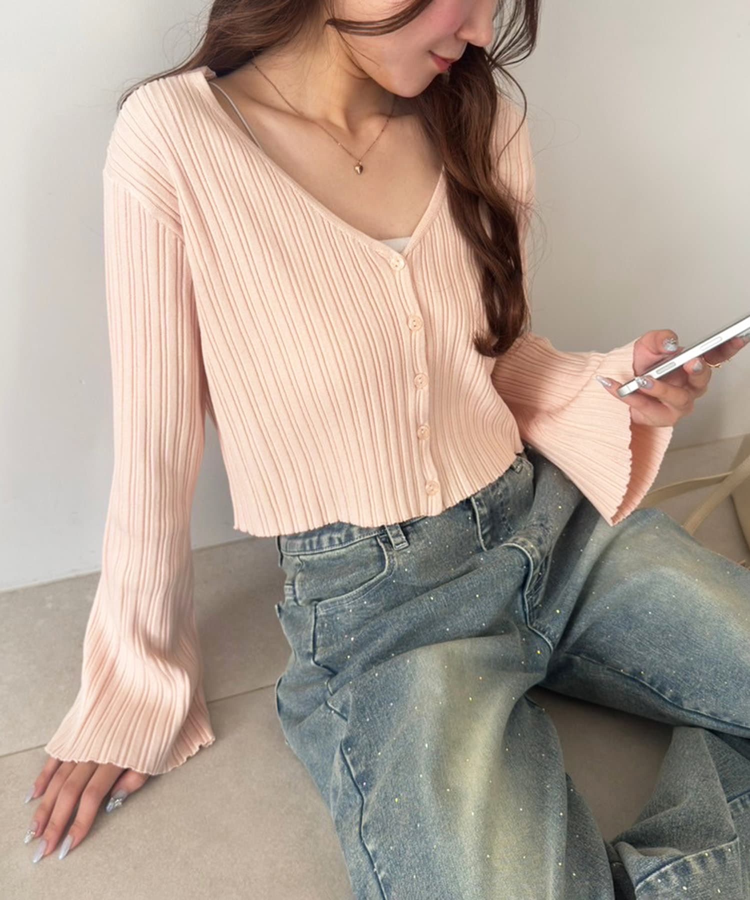 ~NICECLAUP 2025 Spring Collection~クロップド丈なので、ミニボトムはもちろん、ロングボトムとも相性抜群。ボリュームのあるゆったりとしたシルエットのお袖がポイント。羽織と
