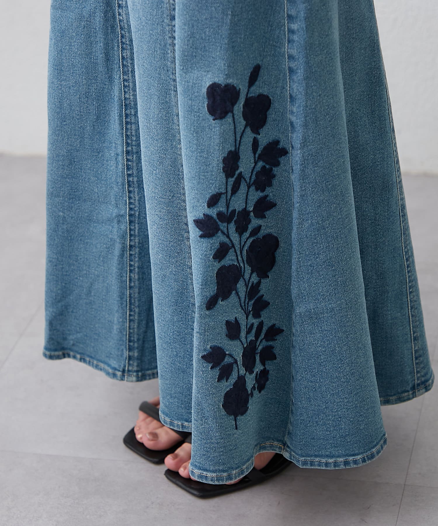 Remind me and forever(リマインドミーアンドフォーエバー) 【WEB先行予約】【この春マスト】刺繍デニムマーメイドスカート