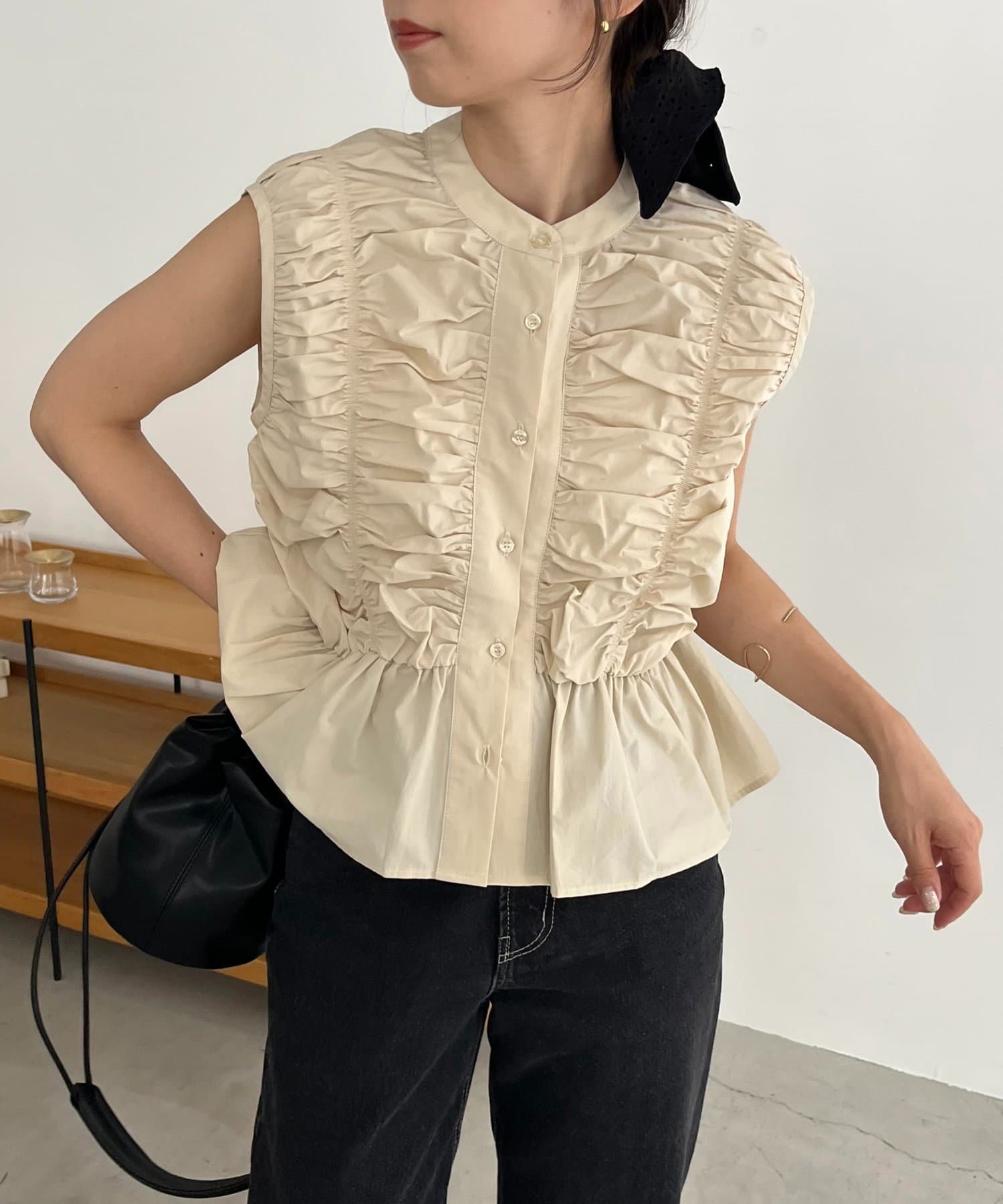 CAPRICIEUX LE'MAGE(カプリシュレマージュ) 【春に人気だったアイテムが夏仕様に】シャーリングペプラムノースリシャツ