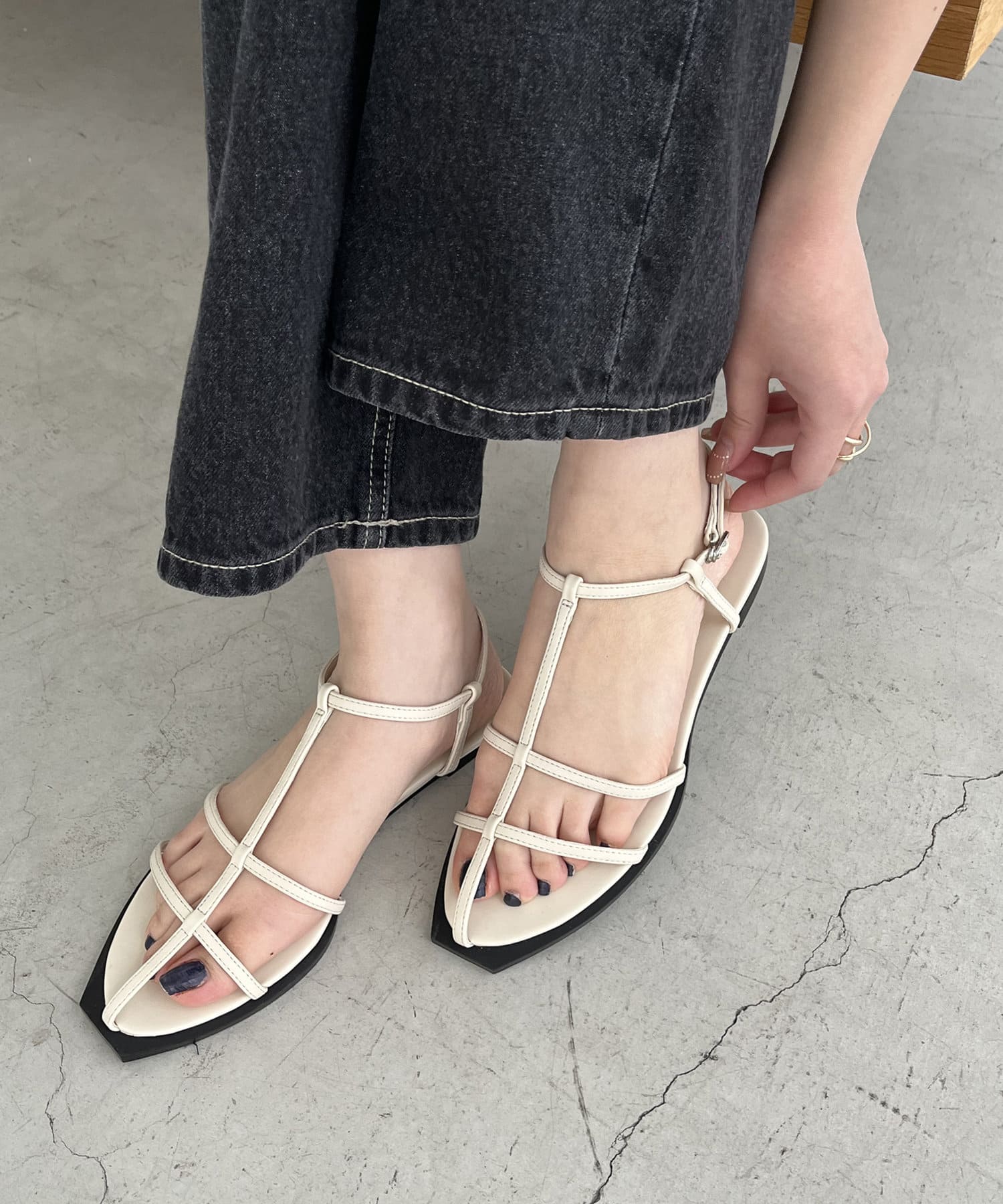CAPRICIEUX LE'MAGE】Tストラップフラットサンダル | OUTLET