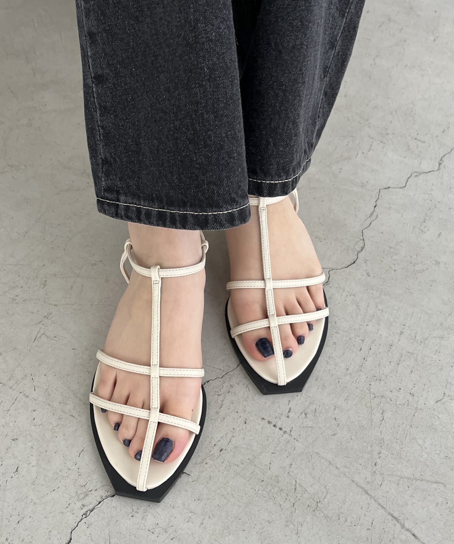 【CAPRICIEUX LEMAGE】Tストラップフラットサンダル CAPRICIEUX LE'MAGE】Tストラップフラットサンダル | OUTLET