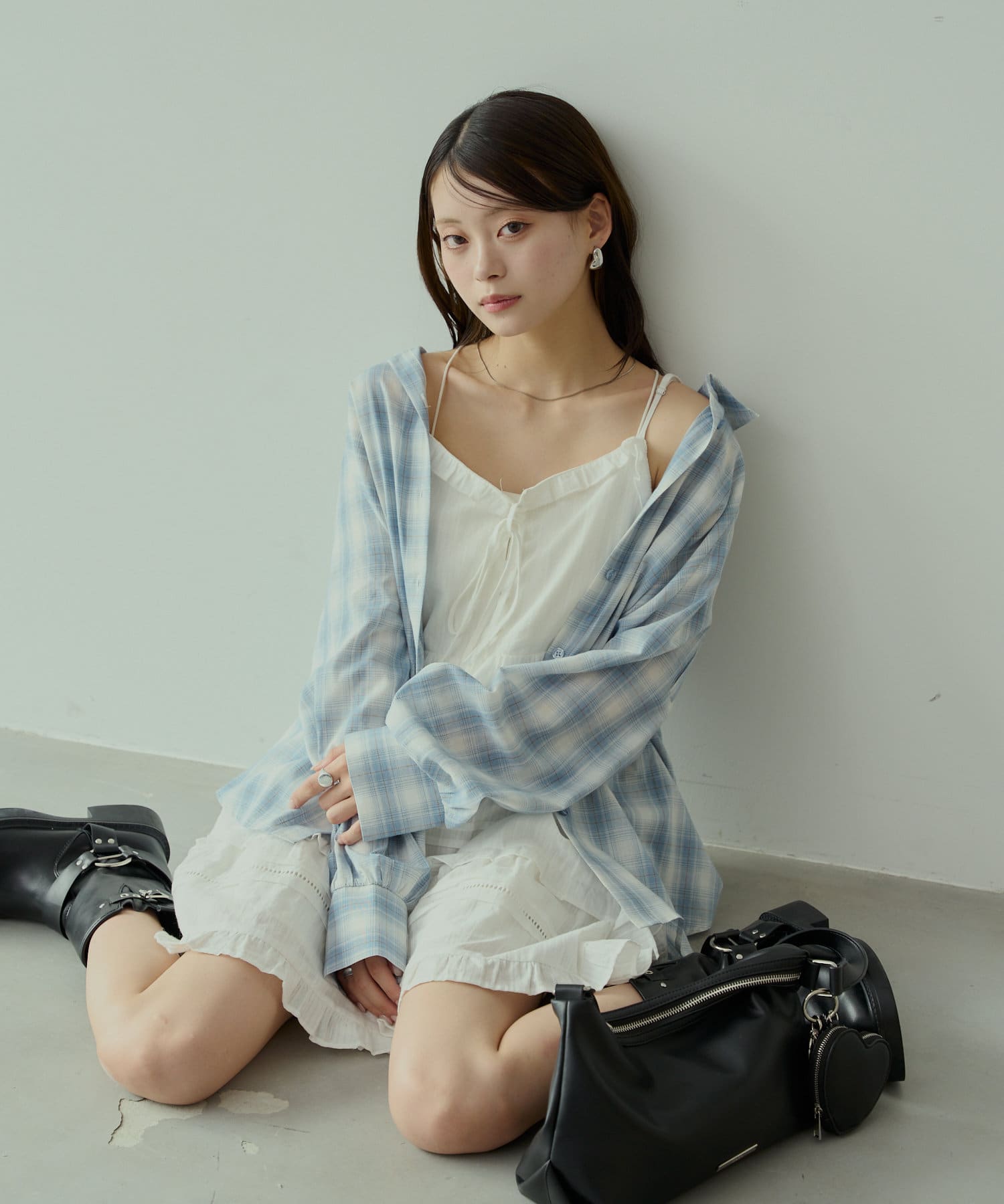 さりげない肌見せが叶うチェックシャツ▶商品ポイント・肩のボタンを開けてさりげなく肌見せさせることで女性らしさをプラス。・柔らかくて肌触りが良く着心地も抜群です◎・ゆったりとしたシルエットなので羽織るだ