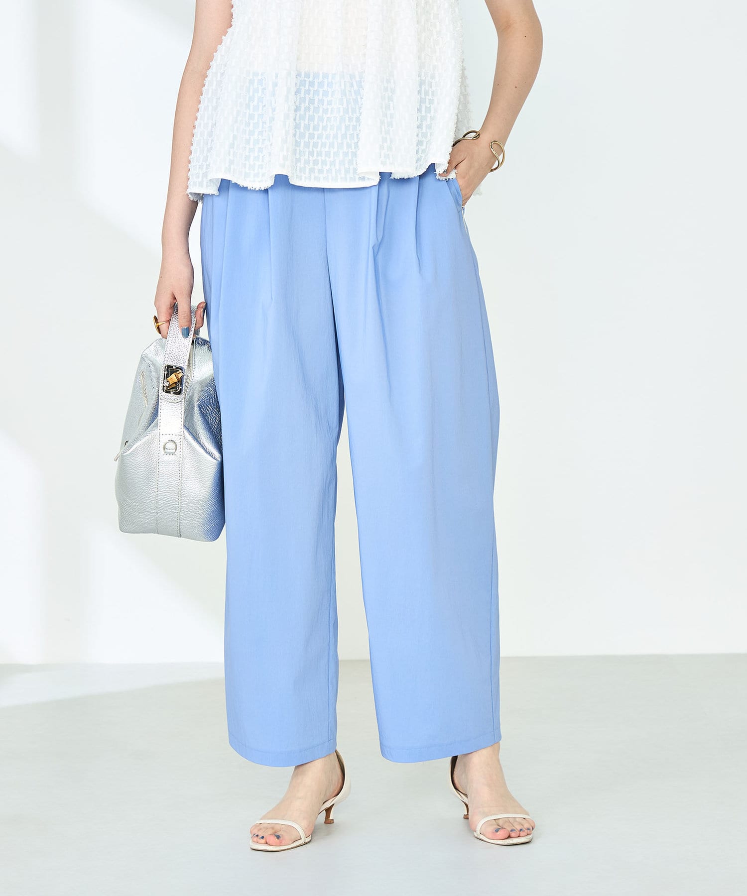 ◇25SS◇NOLLEY'S◆Point・ツータック入り、やや丸みのある程よくゆとりのあるテーパードパンツ・撥水/UVカット/接触冷感など、夏に必須な高機能を備えたタフタ素材を使用・梅雨や豪