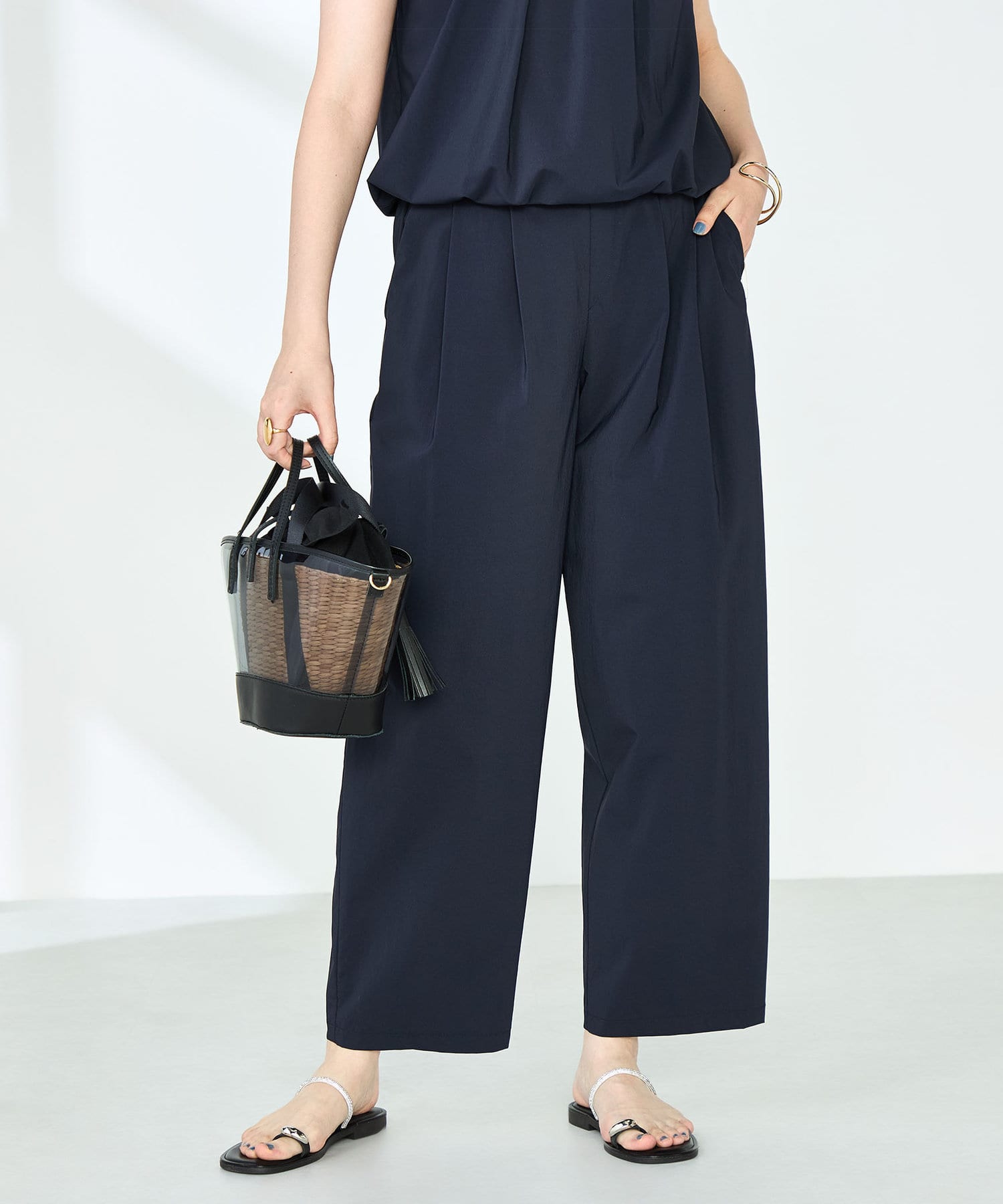 ◇25SS◇NOLLEY'S◆Point・ツータック入り、やや丸みのある程よくゆとりのあるテーパードパンツ・撥水/UVカット/接触冷感など、夏に必須な高機能を備えたタフタ素材を使用・梅雨や豪