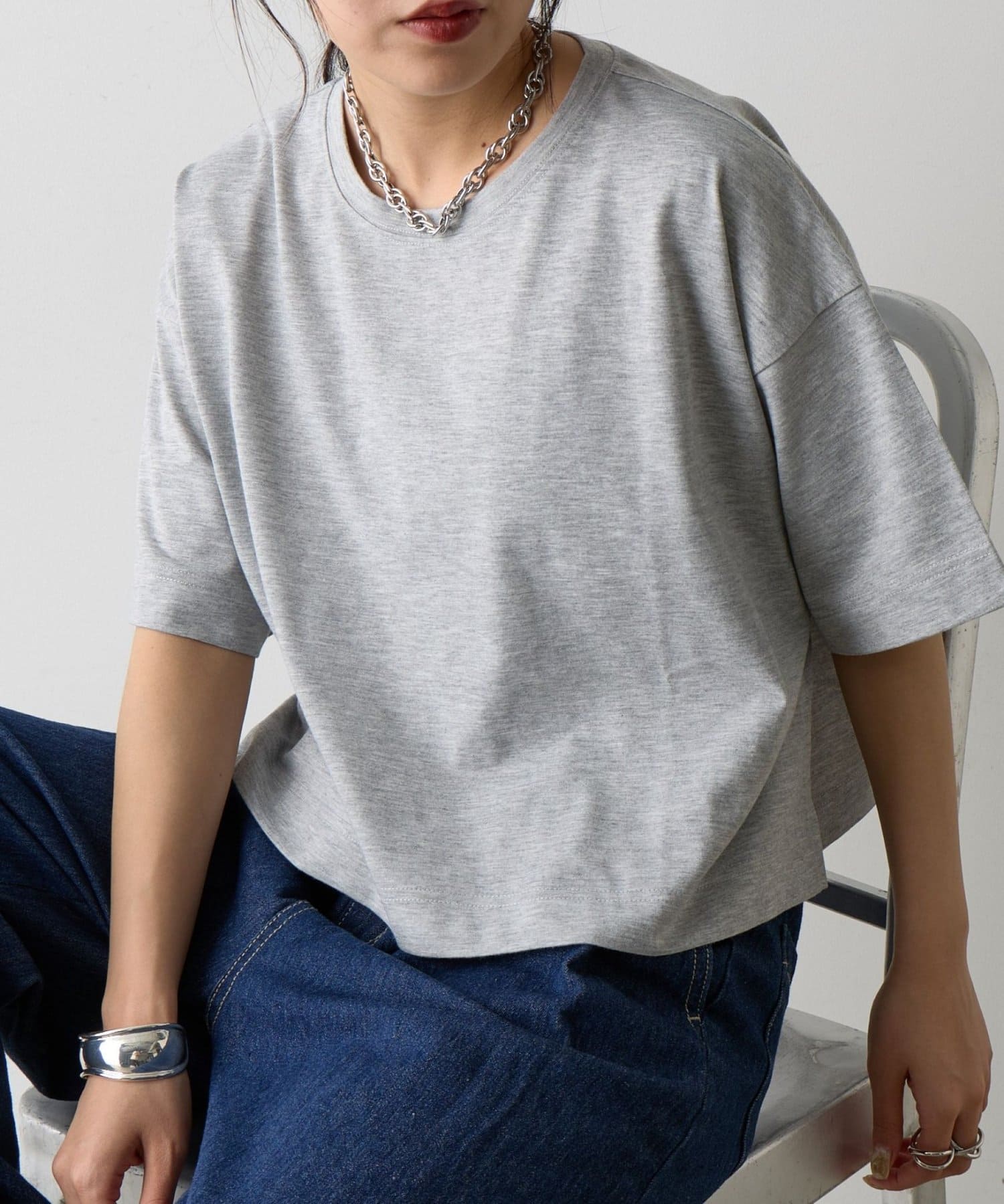 【目を惹く鮮やかブルー！大人のこなれ感Tシャツ】あなたの日常をアップデートしてくれるクロップドTシャツ。ゆったりとしたシルエットは気になるボディラインをさりげなくカバーしつつ、サイドスリットが抜け感を