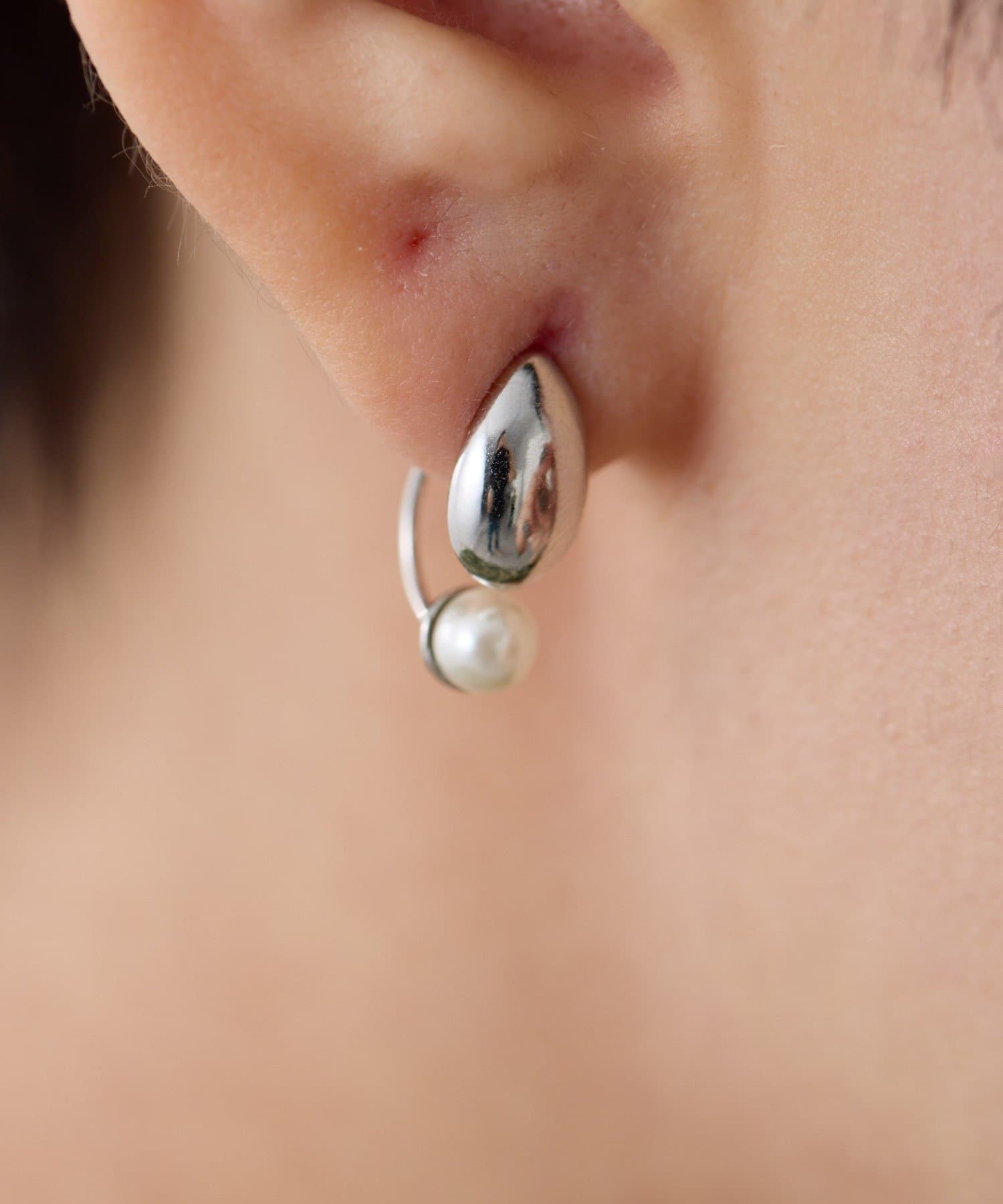 ear PAPILLONNER(イア パピヨネ) キャッチパール雫ピアス