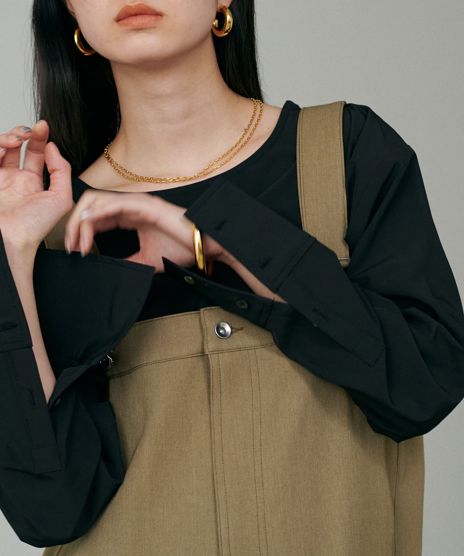 【2025SS LARUTA】カフス付万能レイヤードプルオーバー■Designシンプルな中にシャツのようなカフスデザインを施した、Tシャツのような感覚で着ていただけるブラウス。胸ポケットやカフスデザイ