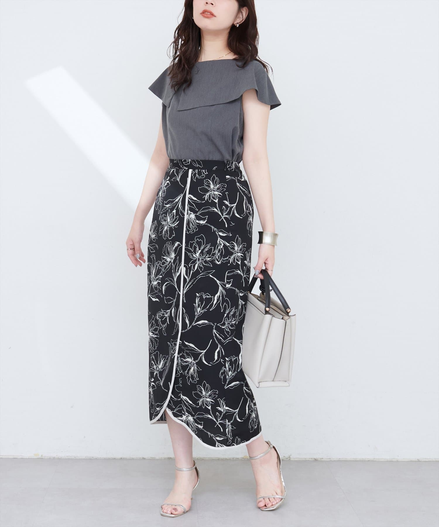 【2025SS natural couture】パイピングチューリップヘムスカート■Design歩くたびに優雅な揺れを生み出す、大人のためのチューリップヘムスカート。裾がチューリップの花びらのように重