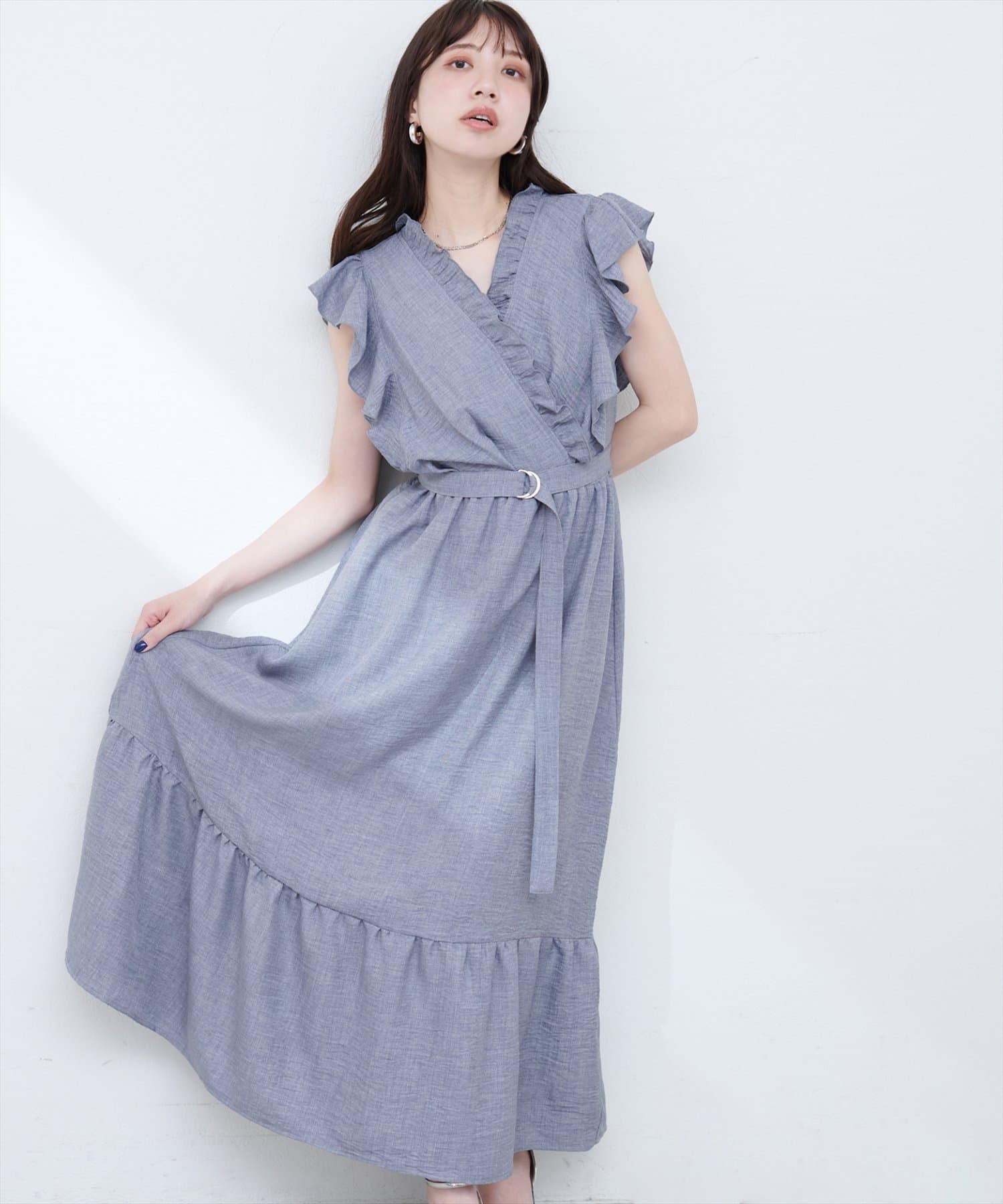 【2025SS natural couture】フリルカシュクールワンピース■Designふんわりと揺れるフリルが、女性らしさを引き立てるカシュクールワンピース。軽やかな素材を使用しており、さらりとし