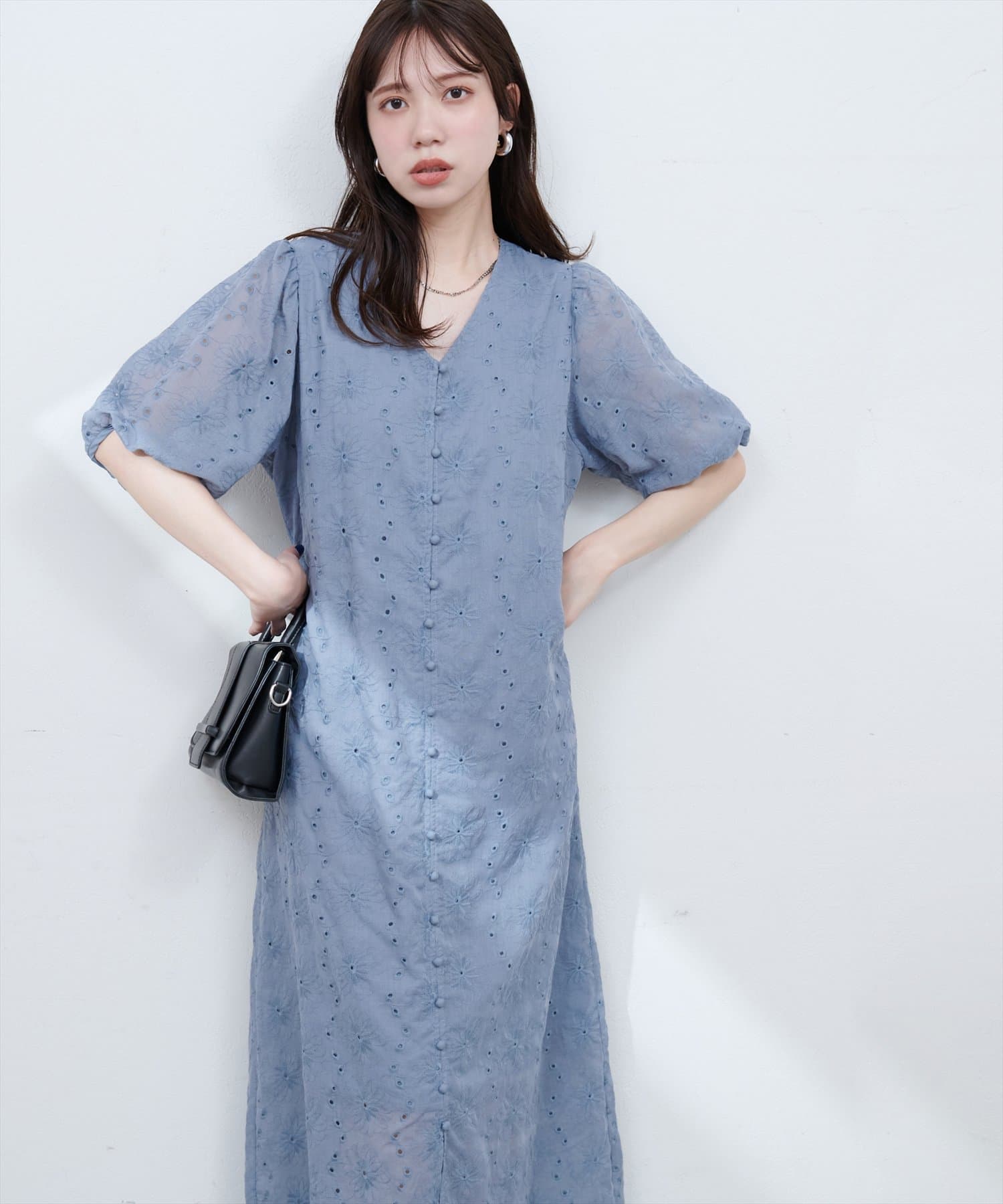 【2025SS natural couture】お花刺繍フロント釦Vネックワンピース■Designふんわり優しい風合いで大人の可愛らしさを引き立てるロングワンピース。繊細な花柄刺繍が全面に施され、着る