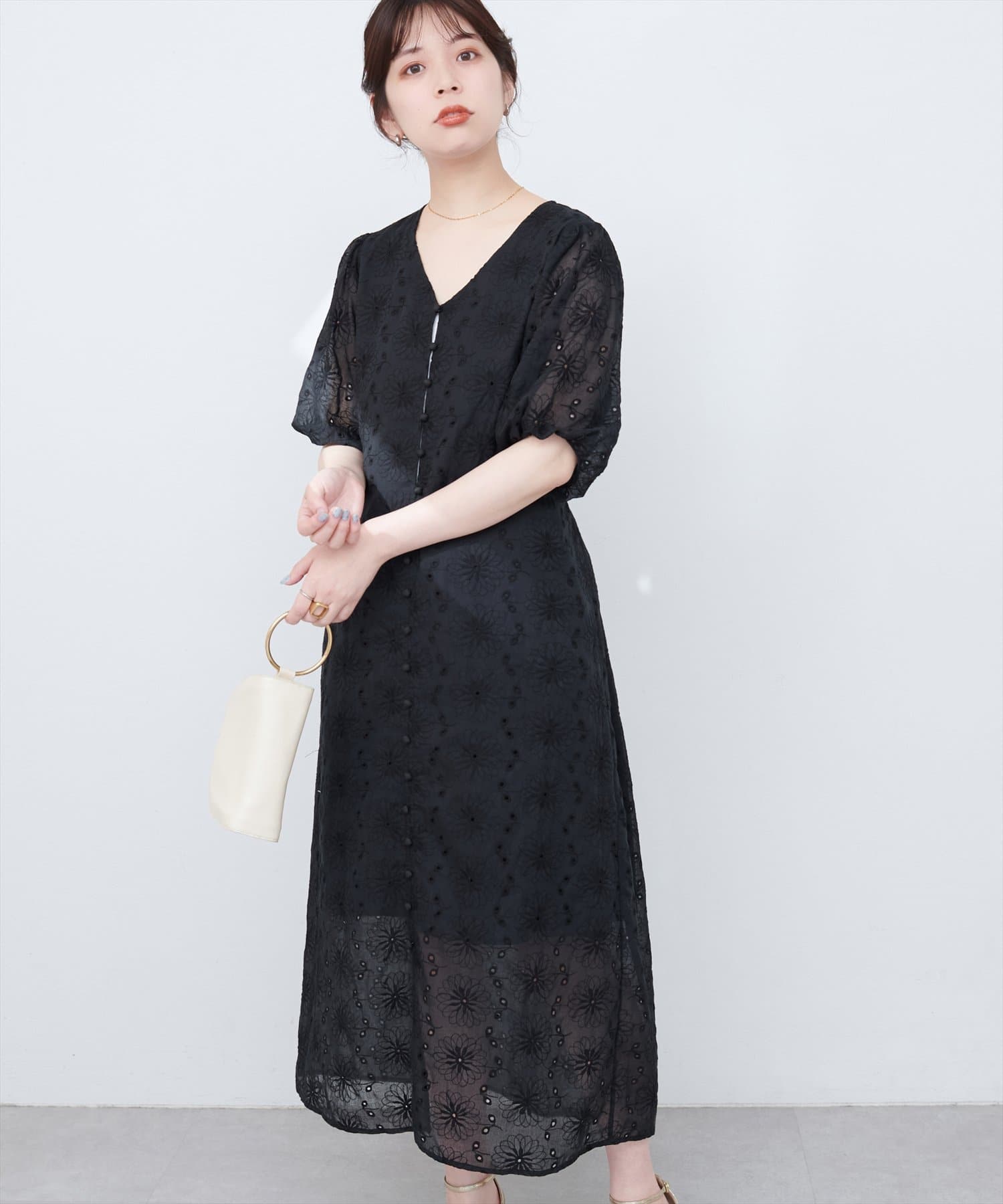 【2025SS natural couture】お花刺繍フロント釦Vネックワンピース■Designふんわり優しい風合いで大人の可愛らしさを引き立てるロングワンピース。繊細な花柄刺繍が全面に施され、着る