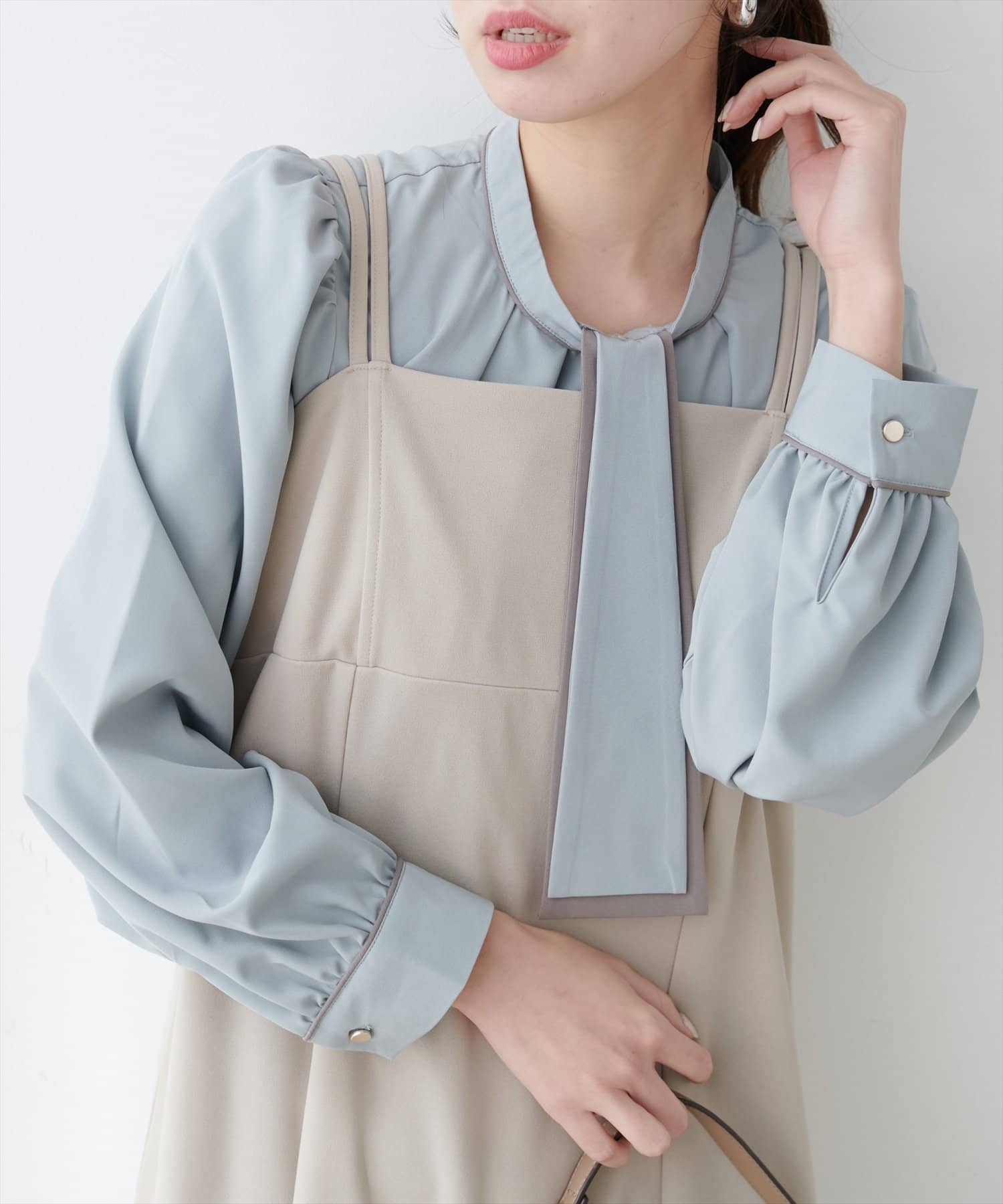 【2025SS natural couture】気分に合わせてスタイルチェンジできるブラウス■Design　大人気のお上品ボウタイブラウスにマルチWAYタイプが登場。胸元のボウタイを外して、シルバーア