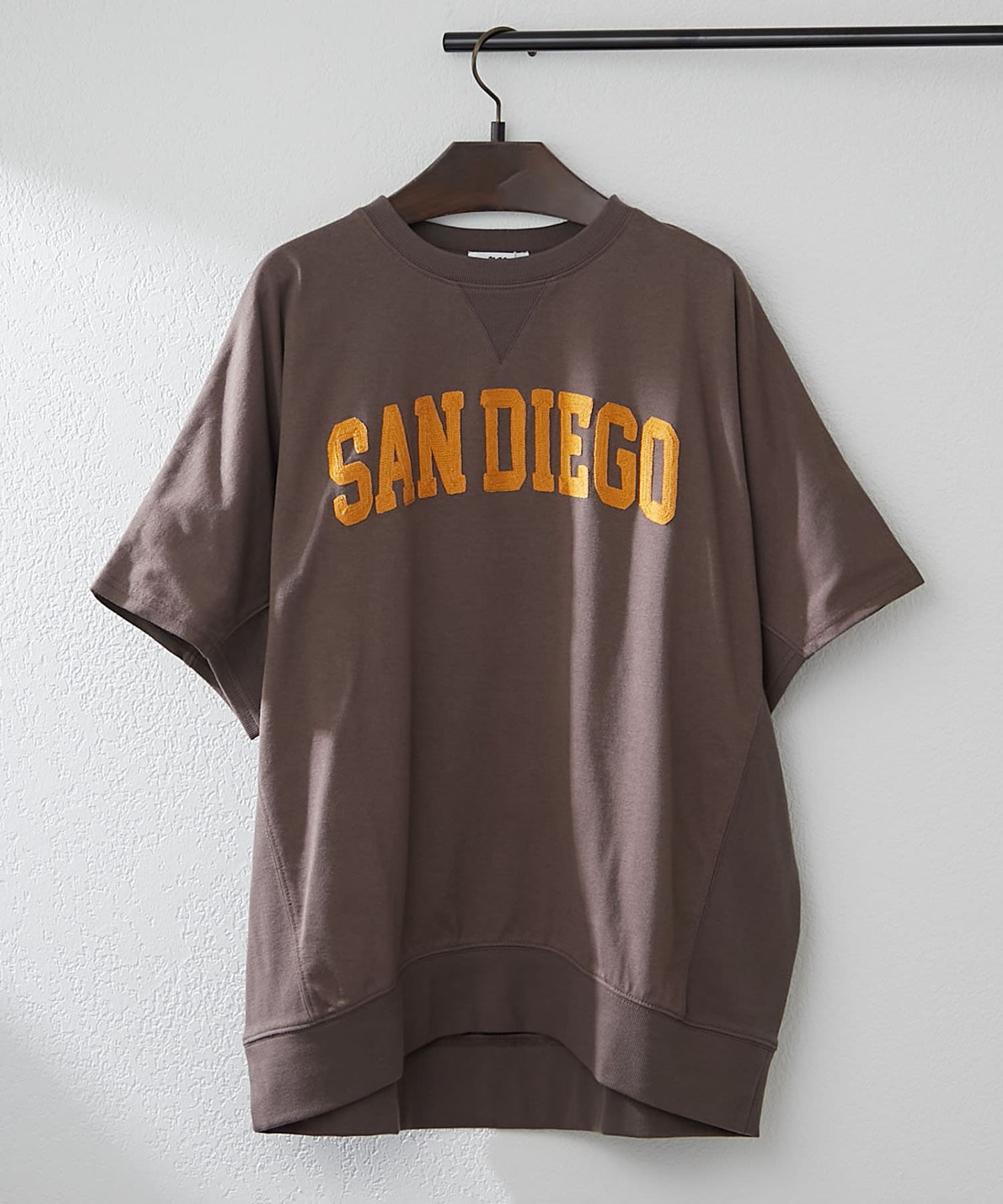 Remind me and forever(リマインドミーアンドフォーエバー) 【ＮＡＯ】ドルマンカレッジ刺繍Ｔシャツ