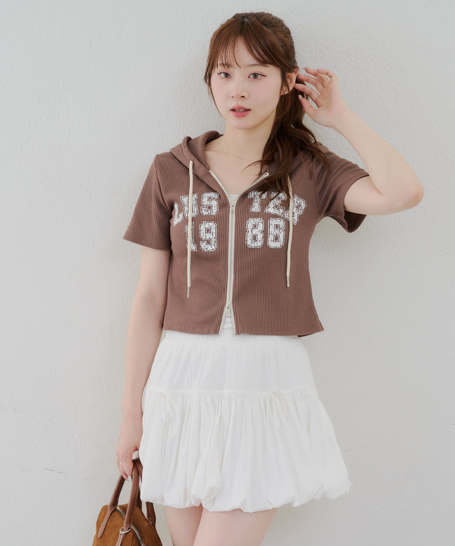 2025SS【ANOTHER BRANCH OLIVE des OLIVE】■Design・プリントロゴとフロントZIPがトレンドライクなパーカートップス。・伸縮性のある素材が、ボディにフィットして女