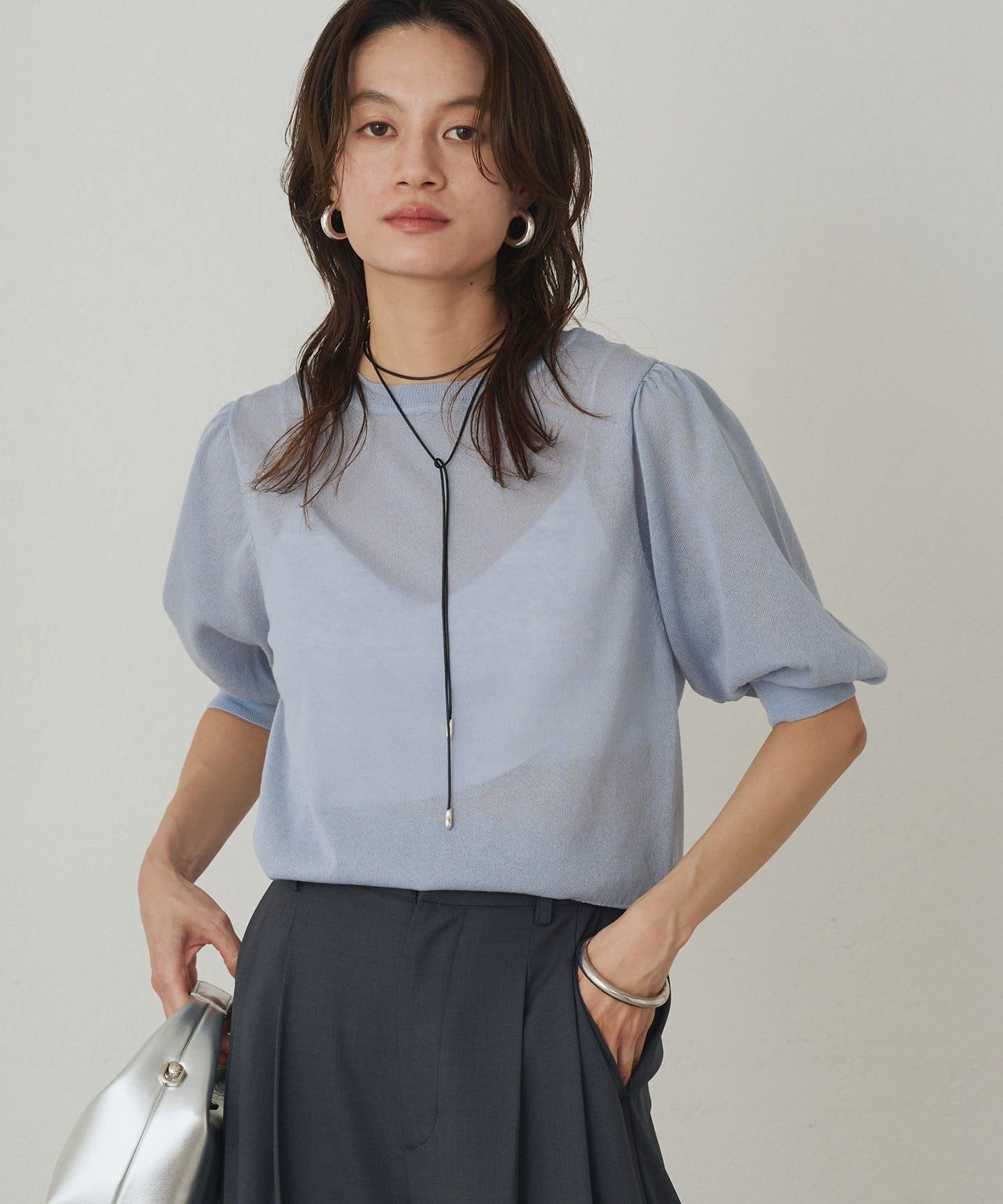 ベージュはオンラインと一部店舗限定カラー。程よい透け感で女性らしさを感じる2wayニットカーデ■デザイン袖はふんわりとしたパフスリーブで、可愛さもありながら、上品さも兼ね備えたアイテム。ボタンデザイン