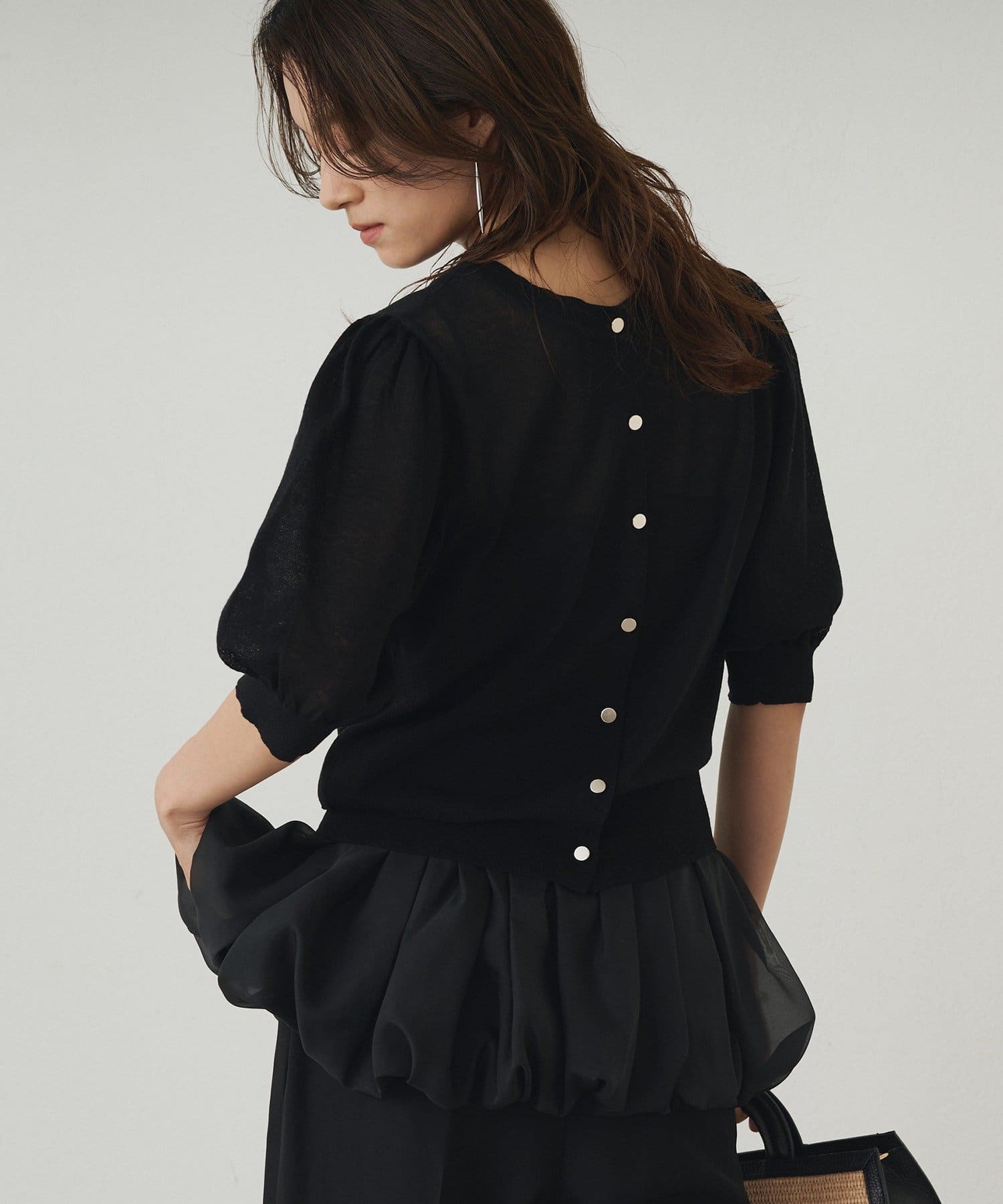 ベージュはオンラインと一部店舗限定カラー。程よい透け感で女性らしさを感じる2wayニットカーデ■デザイン袖はふんわりとしたパフスリーブで、可愛さもありながら、上品さも兼ね備えたアイテム。ボタンデザイン