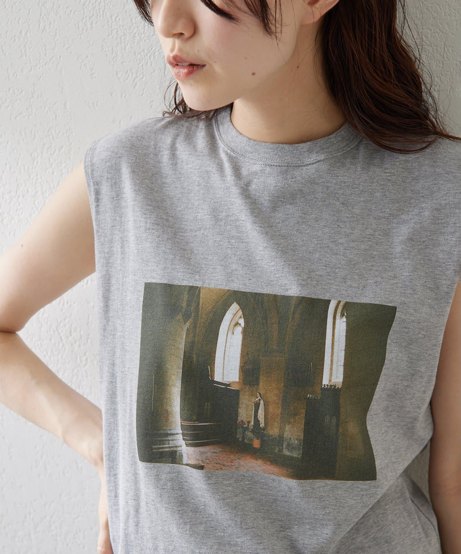 【2025SS】大人スタイルに遊び心をプラスするフォトノースリTEE■フロントのフォトプリントが印象的なノースリーブカットソー。■大きすぎない程よいゆとりシルエットに、肩に少しかかるノースリーブですっ
