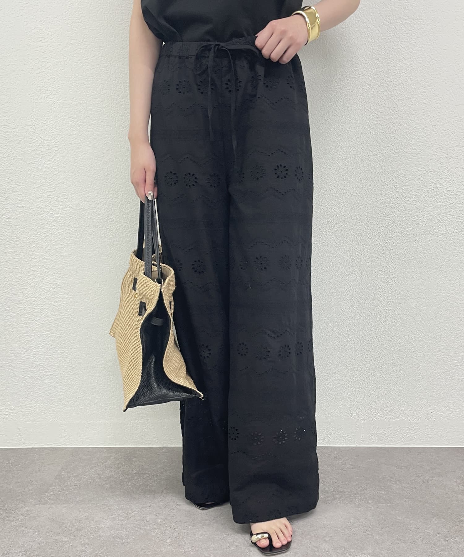 甘すぎない大人の可愛らしさを演出するレースパンツ■デザイン全体にあしらわれた繊細なカットワーク刺繍が特徴的なレースパンツ。シルエットはワイドレッグで、リラックス感のある着心地です。透け感のある素材で、