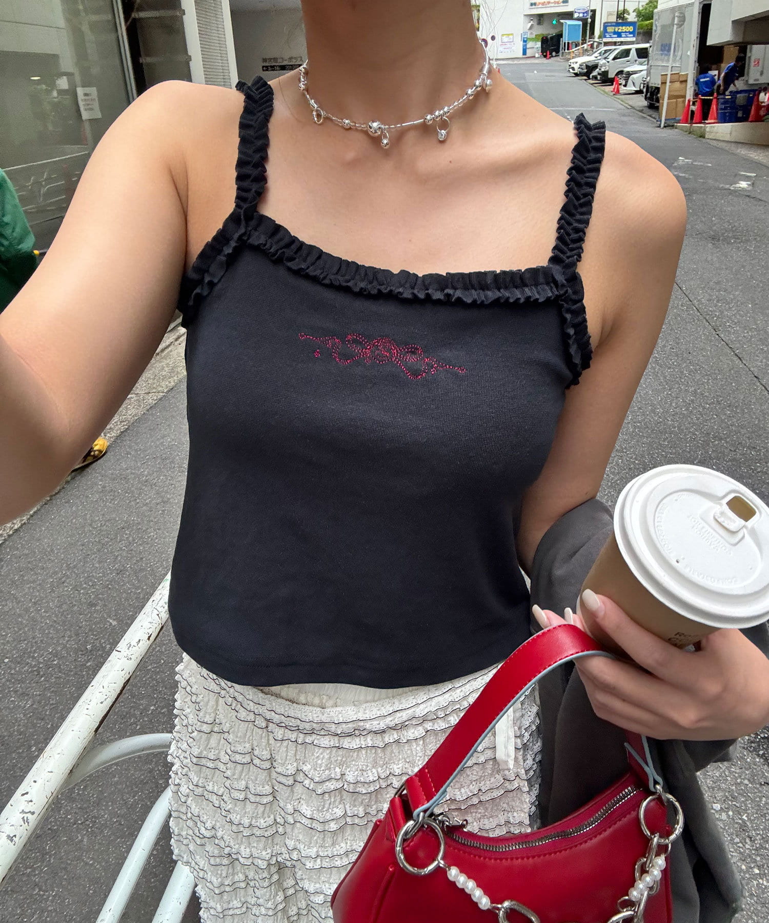甘めY2Kフリルキャミソール▼ポイント胸元のフリルテープとワンポイント刺繍が目を惹く、カップ付きキャミソール。パッドは取り外し可能で、インナーとしても1枚トップスとしても着回せる優秀アイテムです。フィ