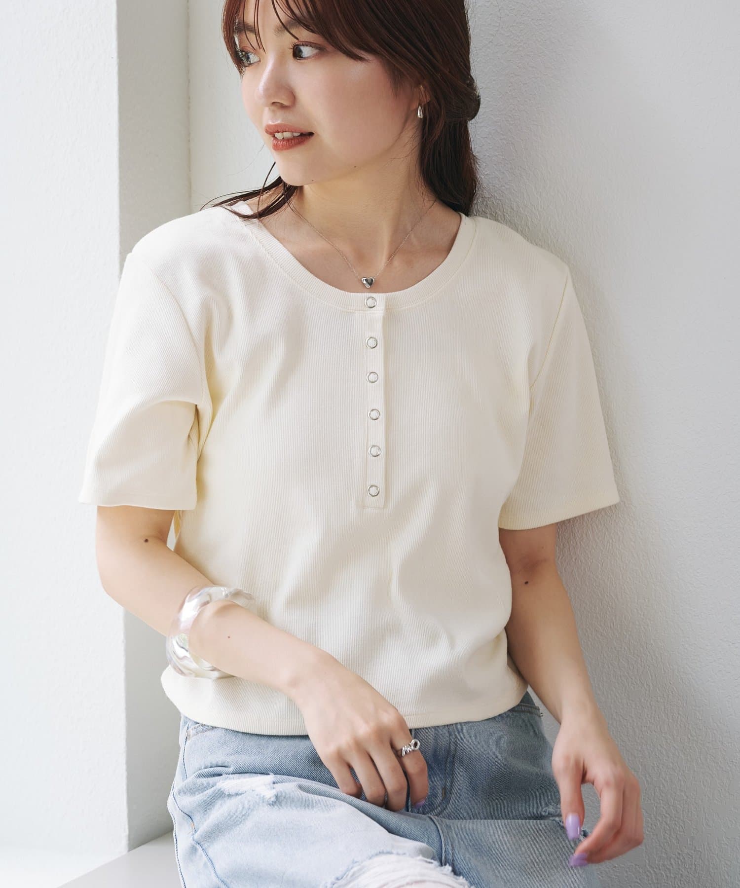 着回し力抜群の万能トップス※XSとFREEの肩幅の差は4cm、身幅の差は6cmです。(詳しくはサイズ詳細をご覧ください)■デザインナチュラルな色落ちが魅力のピグメント染めヘンリーネックTシャツ。柔らか