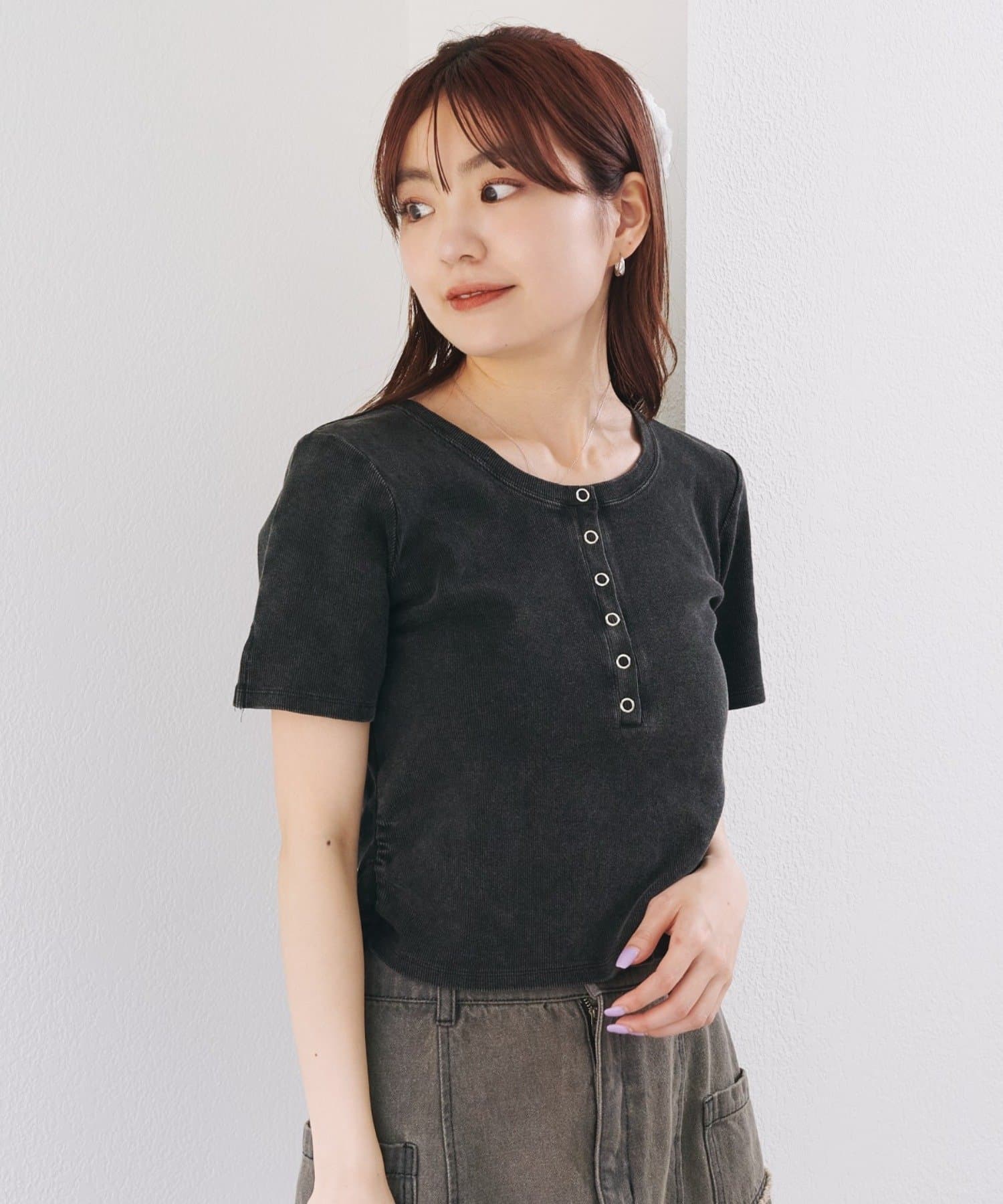 着回し力抜群の万能トップス※XSとFREEの肩幅の差は4cm、身幅の差は6cmです。(詳しくはサイズ詳細をご覧ください)■デザインナチュラルな色落ちが魅力のピグメント染めヘンリーネックTシャツ。柔らか