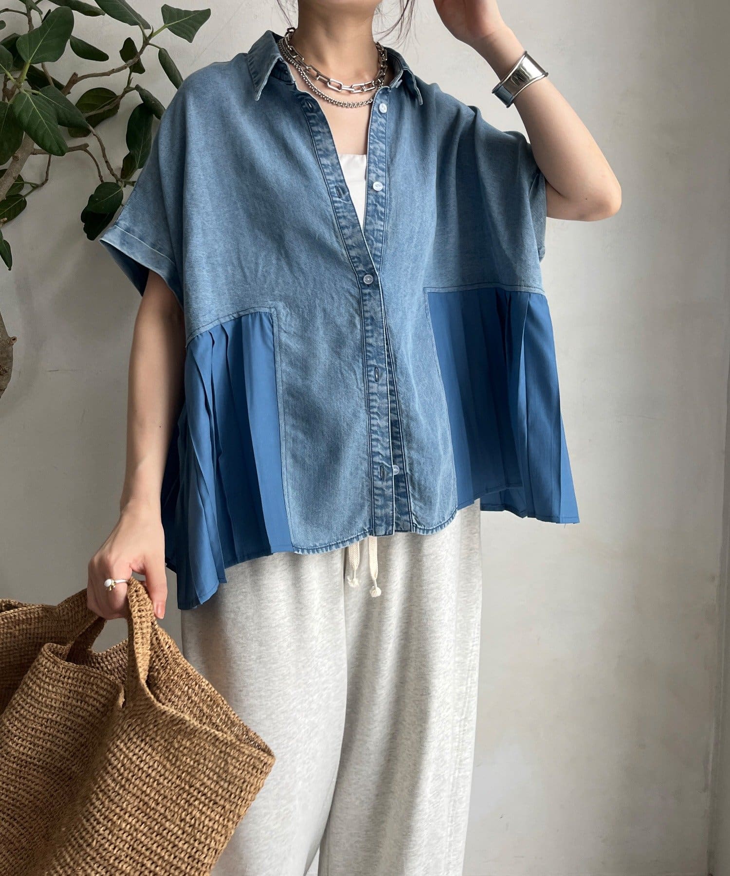 ■2025 SPRING ＆ SUMMER ITEM■WEB限定!リヨセルデニムプリーツ切替シャツ異素材MIXで後ろ姿に差がつく主役シャツ！歩くたびに揺れるプリーツが、さりげない動きを生み出し、後ろ姿