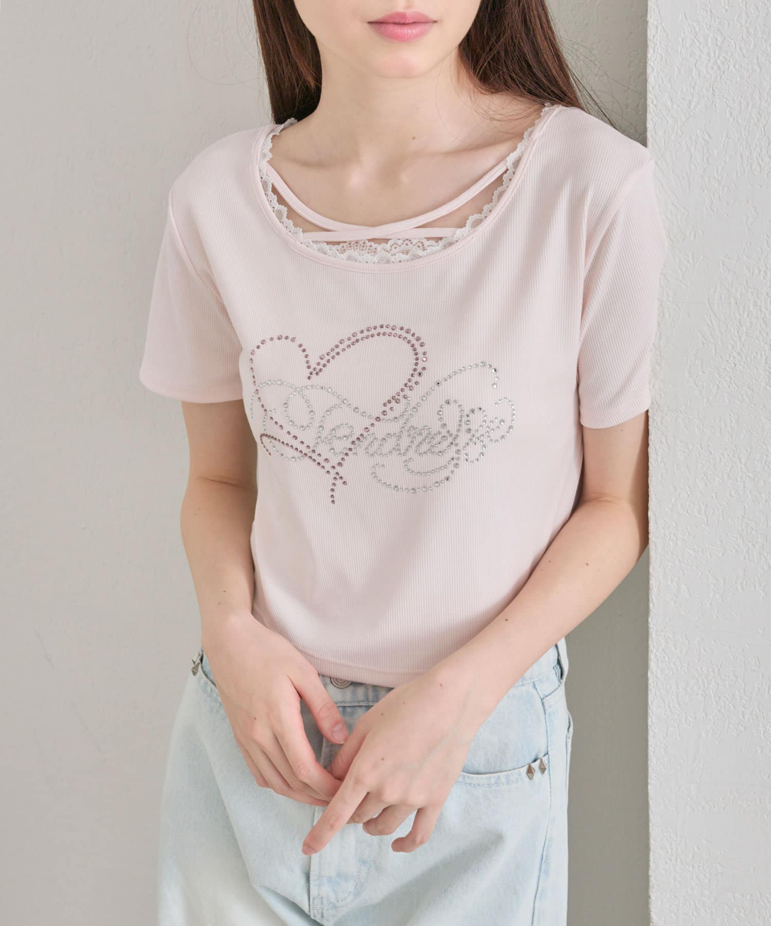 毎日着たくなる！豊富なカラバリのプチプラTシャツ■デザイン・レースやきらきらロゴ、フロントのクロスデザインなど、かわいい要素たっぷりなガーリーTシャツ。・6色展開とカラーバリエーションも豊富で、友達と