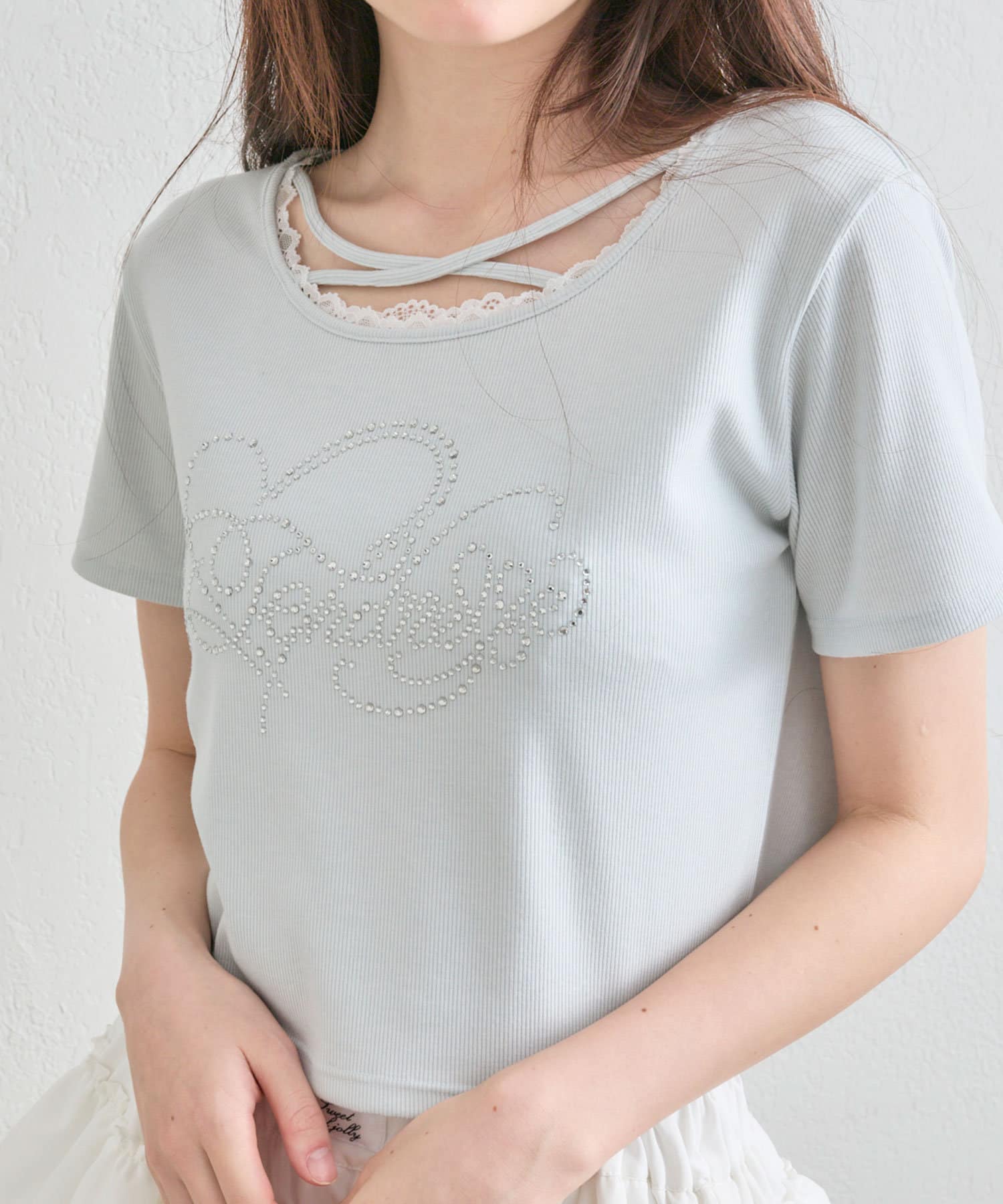 毎日着たくなる！豊富なカラバリのプチプラTシャツ■デザイン・レースやきらきらロゴ、フロントのクロスデザインなど、かわいい要素たっぷりなガーリーTシャツ。・6色展開とカラーバリエーションも豊富で、友達と