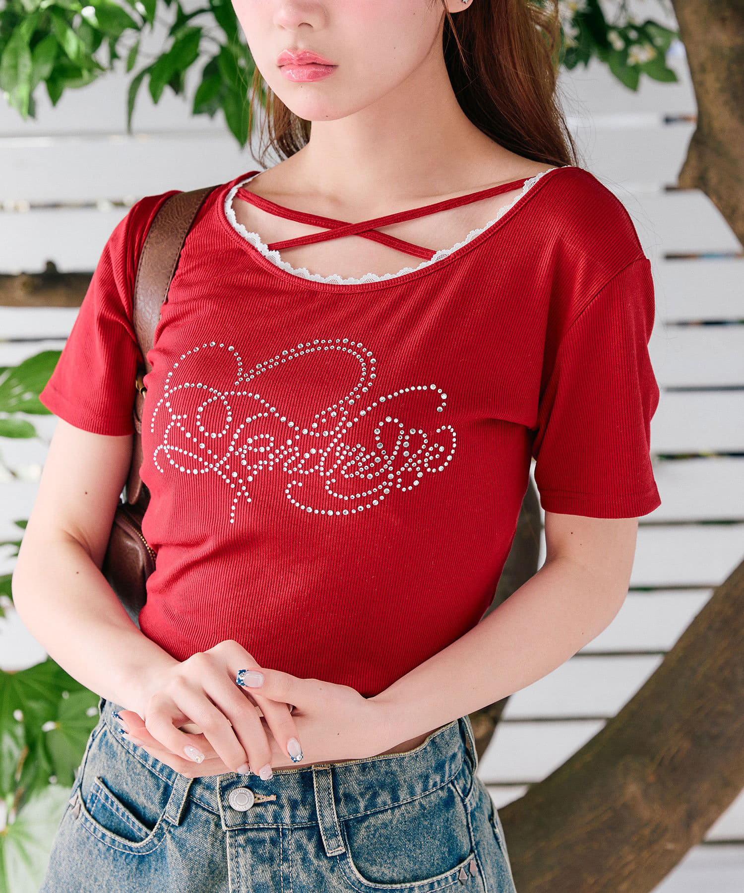 毎日着たくなる！豊富なカラバリのプチプラTシャツ■デザイン・レースやきらきらロゴ、フロントのクロスデザインなど、かわいい要素たっぷりなガーリーTシャツ。・6色展開とカラーバリエーションも豊富で、友達と