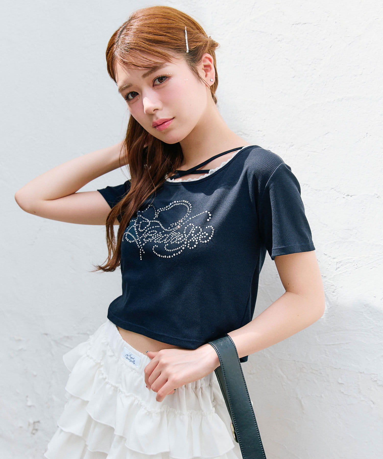 毎日着たくなる！豊富なカラバリのプチプラTシャツ■デザイン・レースやきらきらロゴ、フロントのクロスデザインなど、かわいい要素たっぷりなガーリーTシャツ。・6色展開とカラーバリエーションも豊富で、友達と