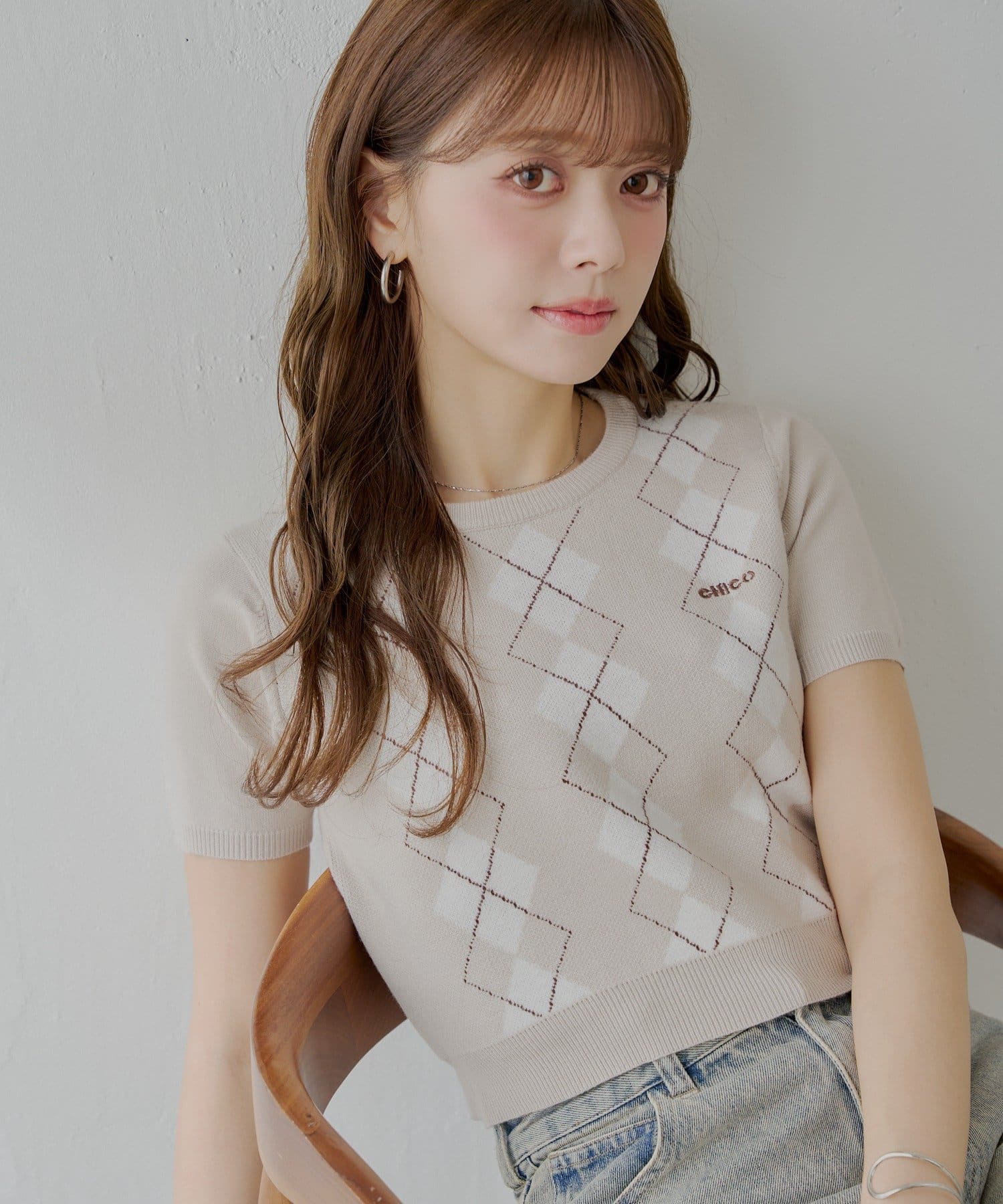 大人可愛いを叶える、アーガイル柄半袖チビニット登場！▶商品ポイント・大人可愛いを叶える、トレンドのアーガイル柄ニットトップス。・胸元のさりげないブランドロゴがワンポイントアクセントに。・ショート丈なた