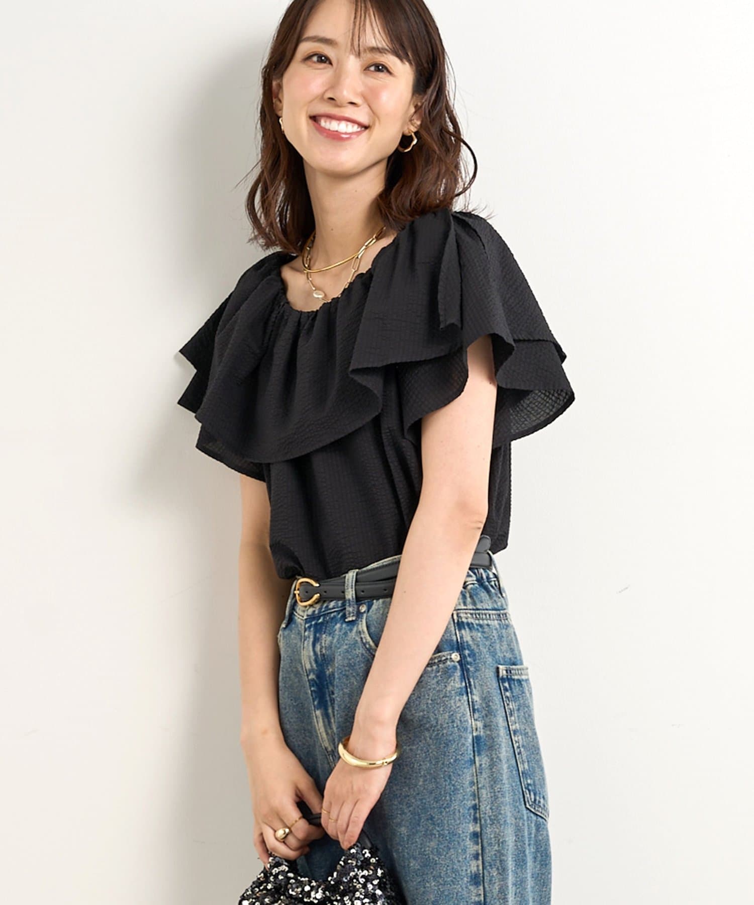 大人フェミニンな雰囲気を楽しめるブラウス商品ポイント・ボリューム感のあるフリルデザインがポイントになり、フェミニンムードを演出します。・オフショルダーとしてはもちろん、ベーシックシルエットでも着用いた