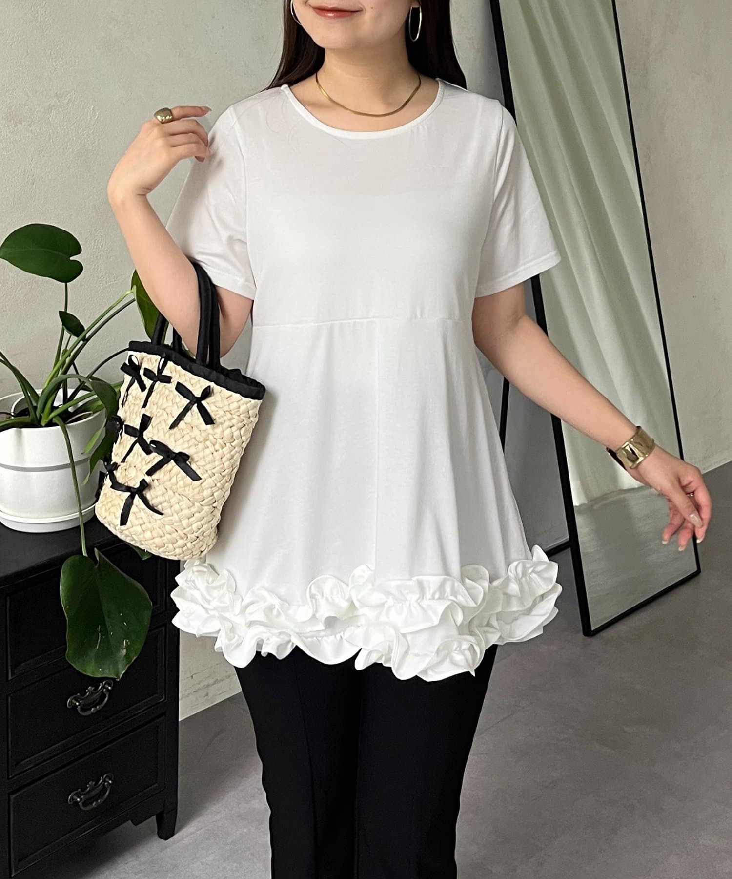 フリルがアクセントのペプラムTシャツ●長め丈で体型カバーばっちり●裾のフリルが甘すぎずコーデのアクセントに●首周りはお好みのネックレスなどアクセサリーで華やかにしても◎●UVカット、接触冷感機能付き！