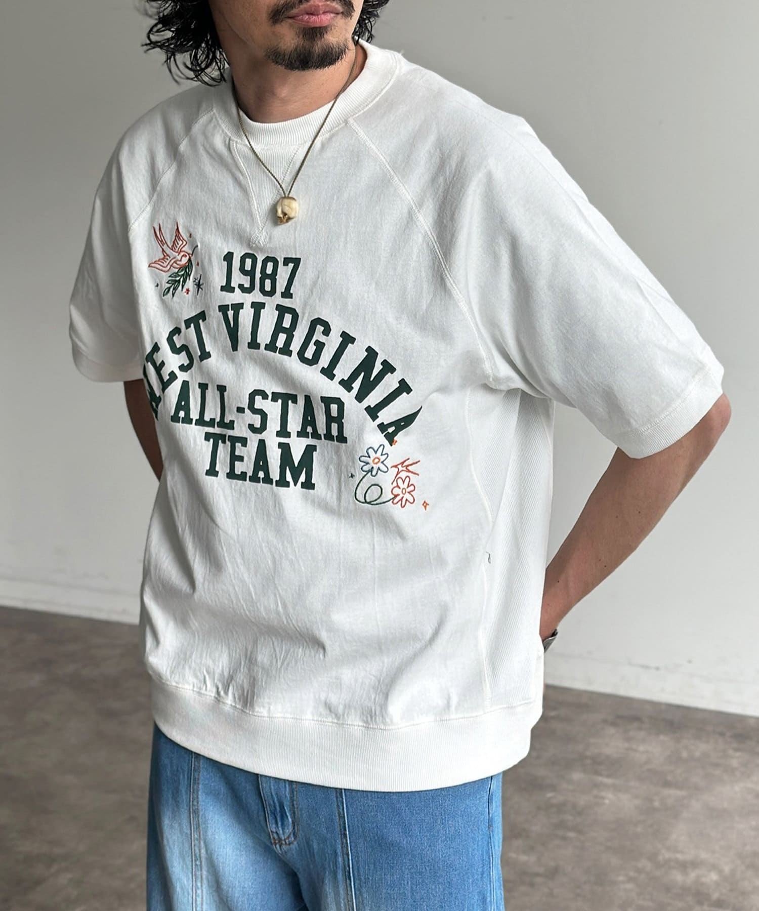 スウェットライクな落書き刺繡の半袖カレッジロゴTシャツカレッジロゴが目を引く、半袖のスウェットライクなTシャツが登場です！胸元の手書き風刺繡が、ヴィンテージライクな雰囲気を演出します。厚すぎないボディ