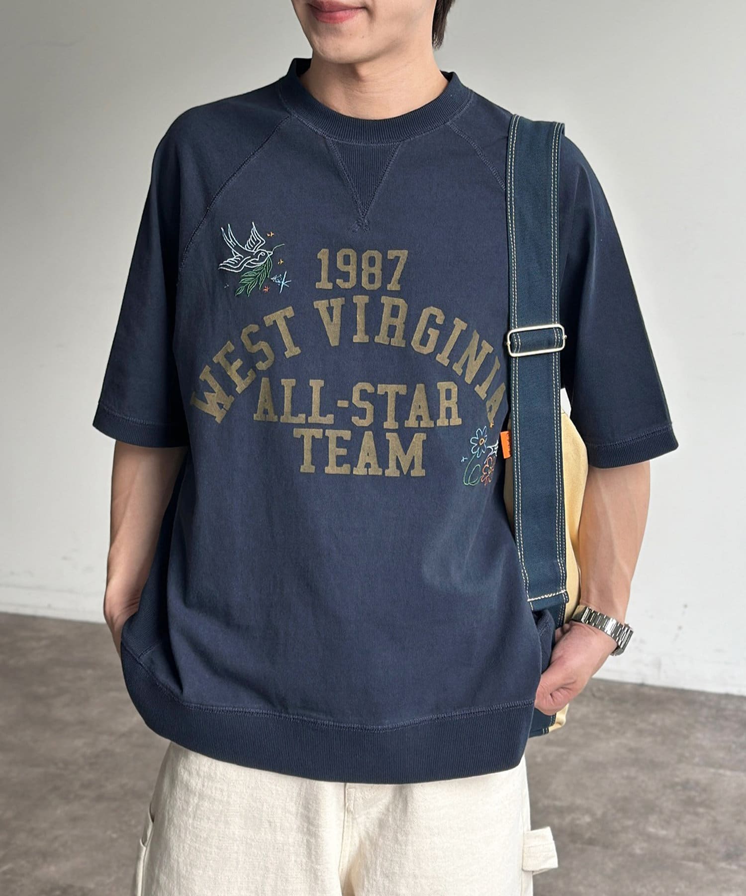 スウェットライクな落書き刺繡の半袖カレッジロゴTシャツカレッジロゴが目を引く、半袖のスウェットライクなTシャツが登場です！胸元の手書き風刺繡が、ヴィンテージライクな雰囲気を演出します。厚すぎないボディ
